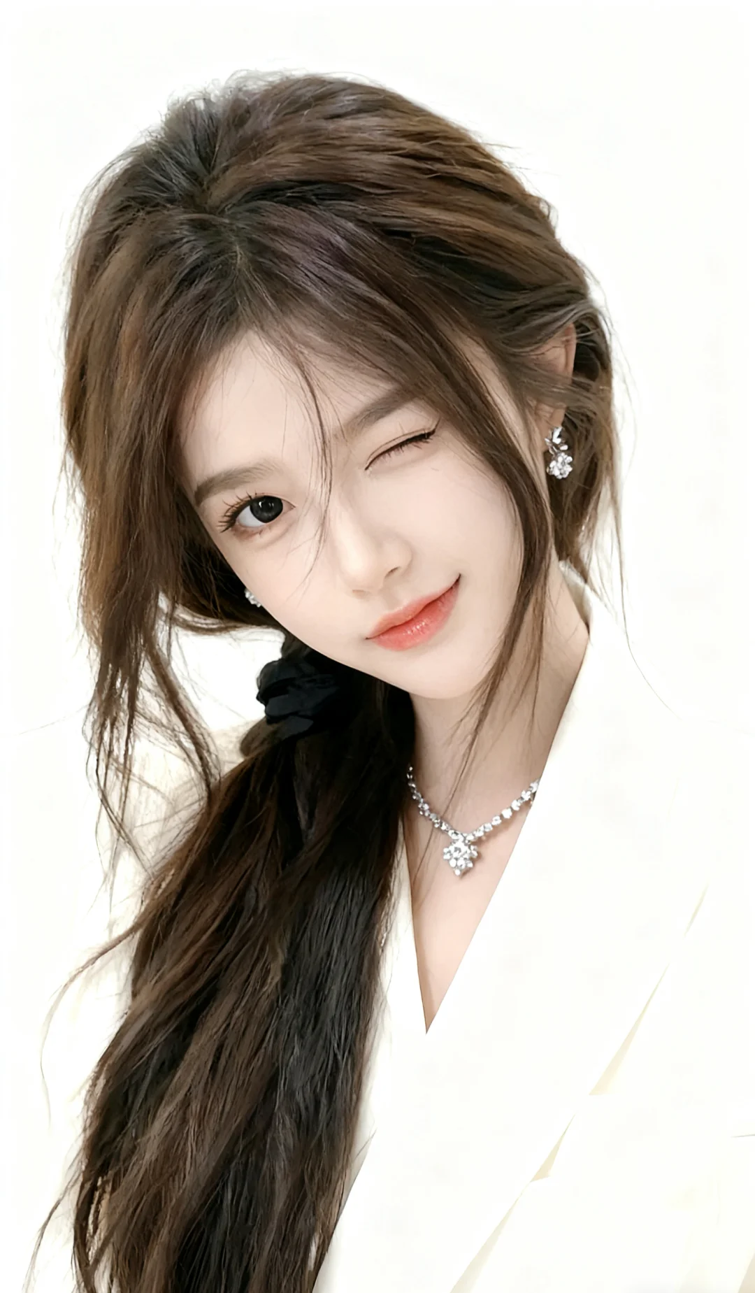 优雅格调：纯白西装的魅力瞬间