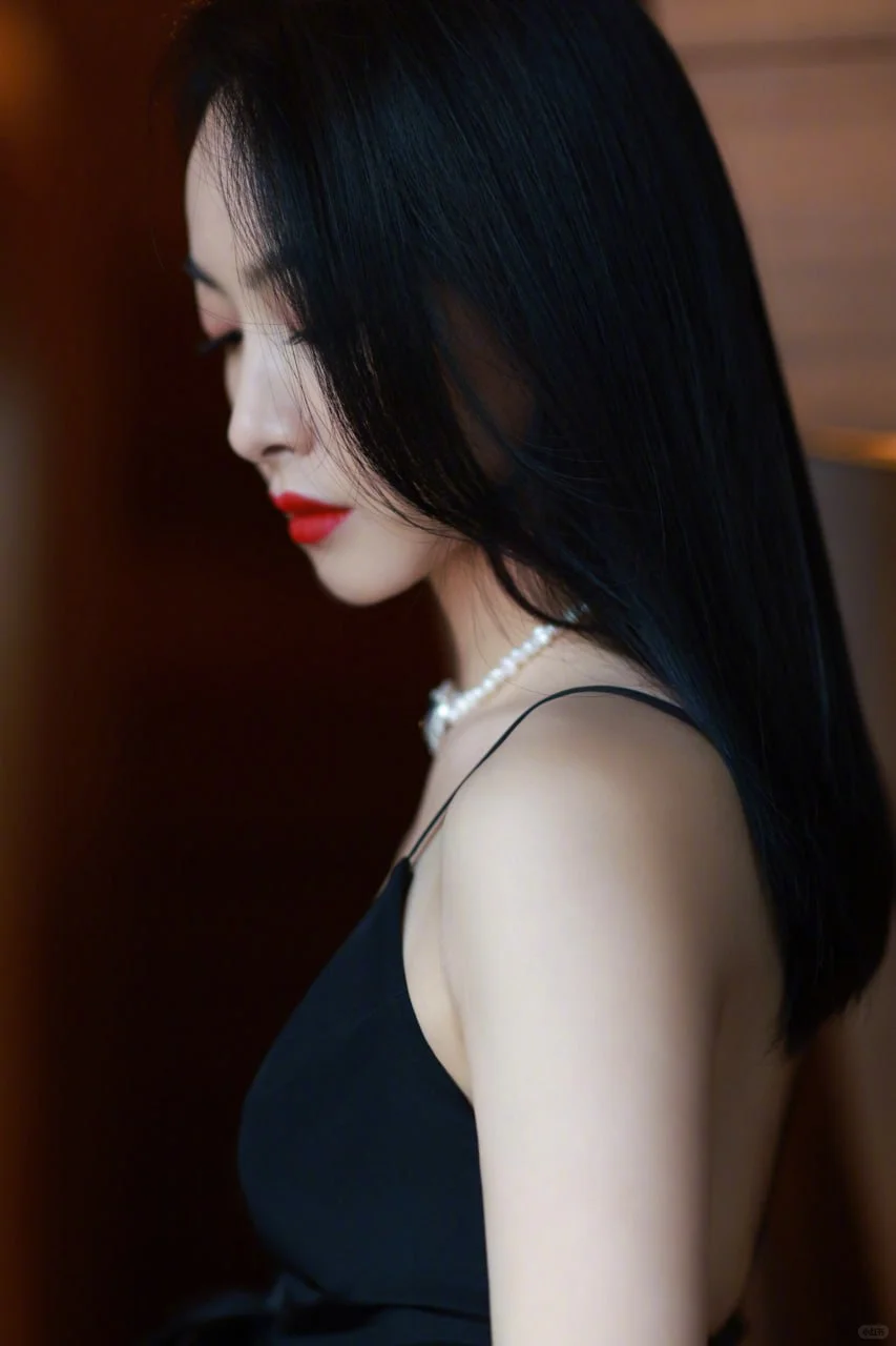 #宋茜 黑色深V蝴蝶吊带裙大秀熟女魅力