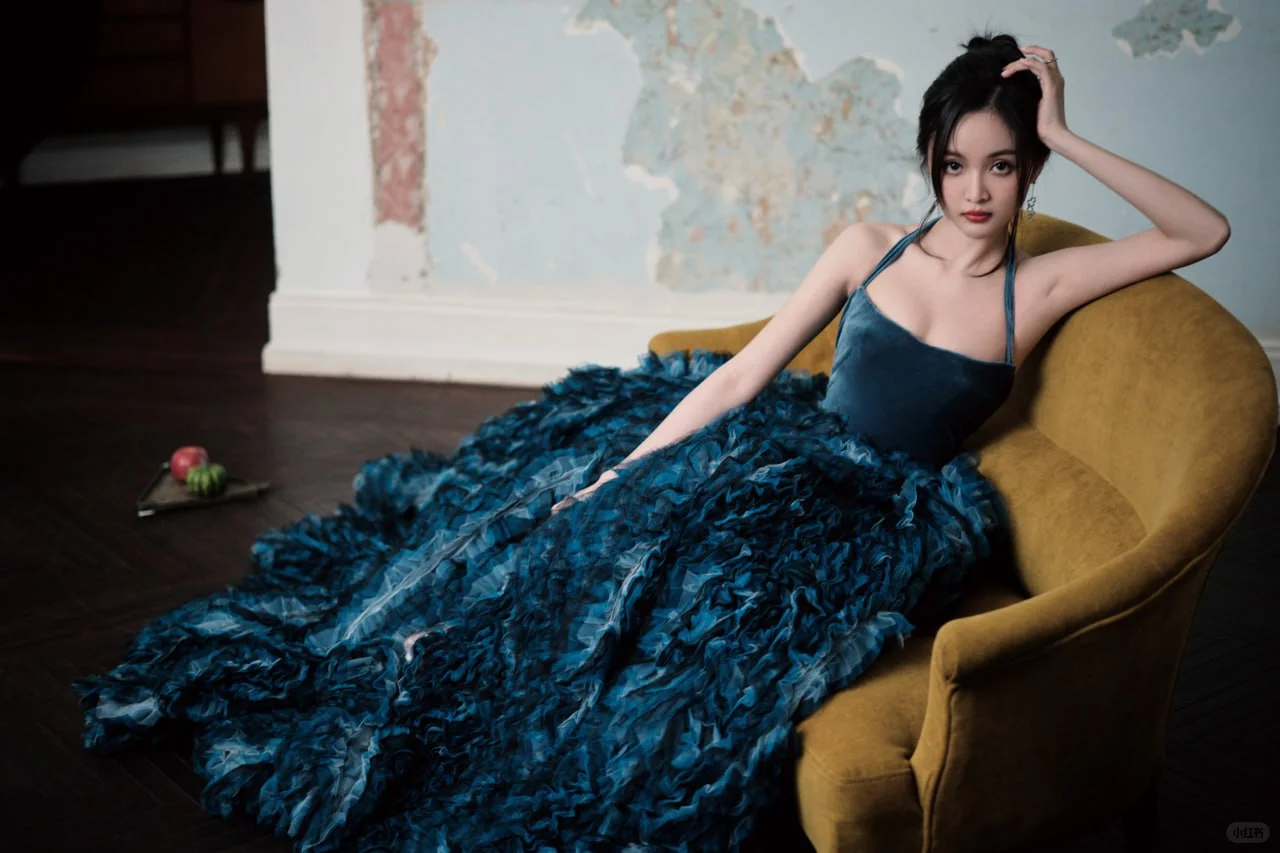 #吴宣仪 一袭蓝色吊带长裙，妖娆妩媚