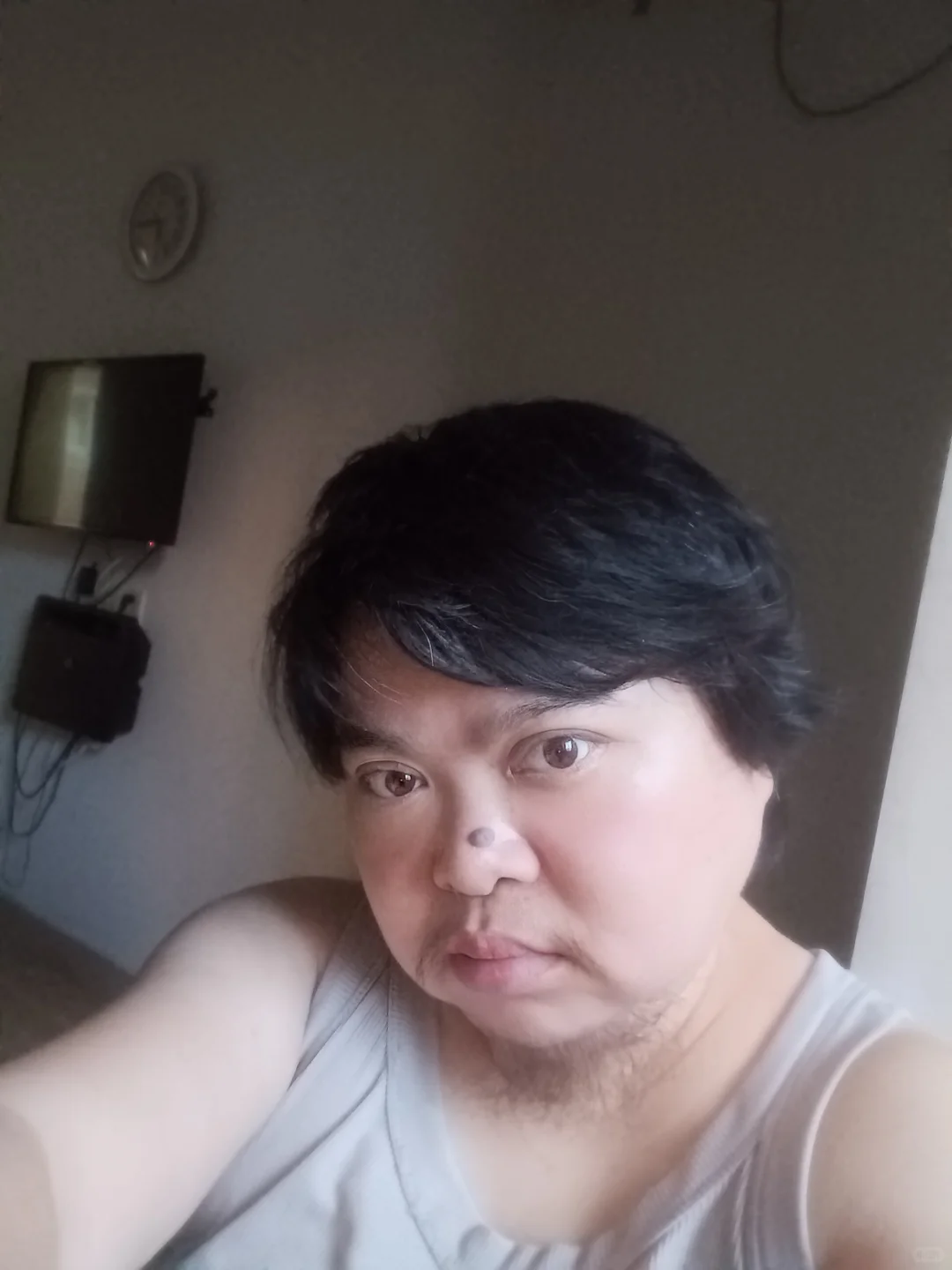 呃呃呃我只是长胡子了。我是女生。