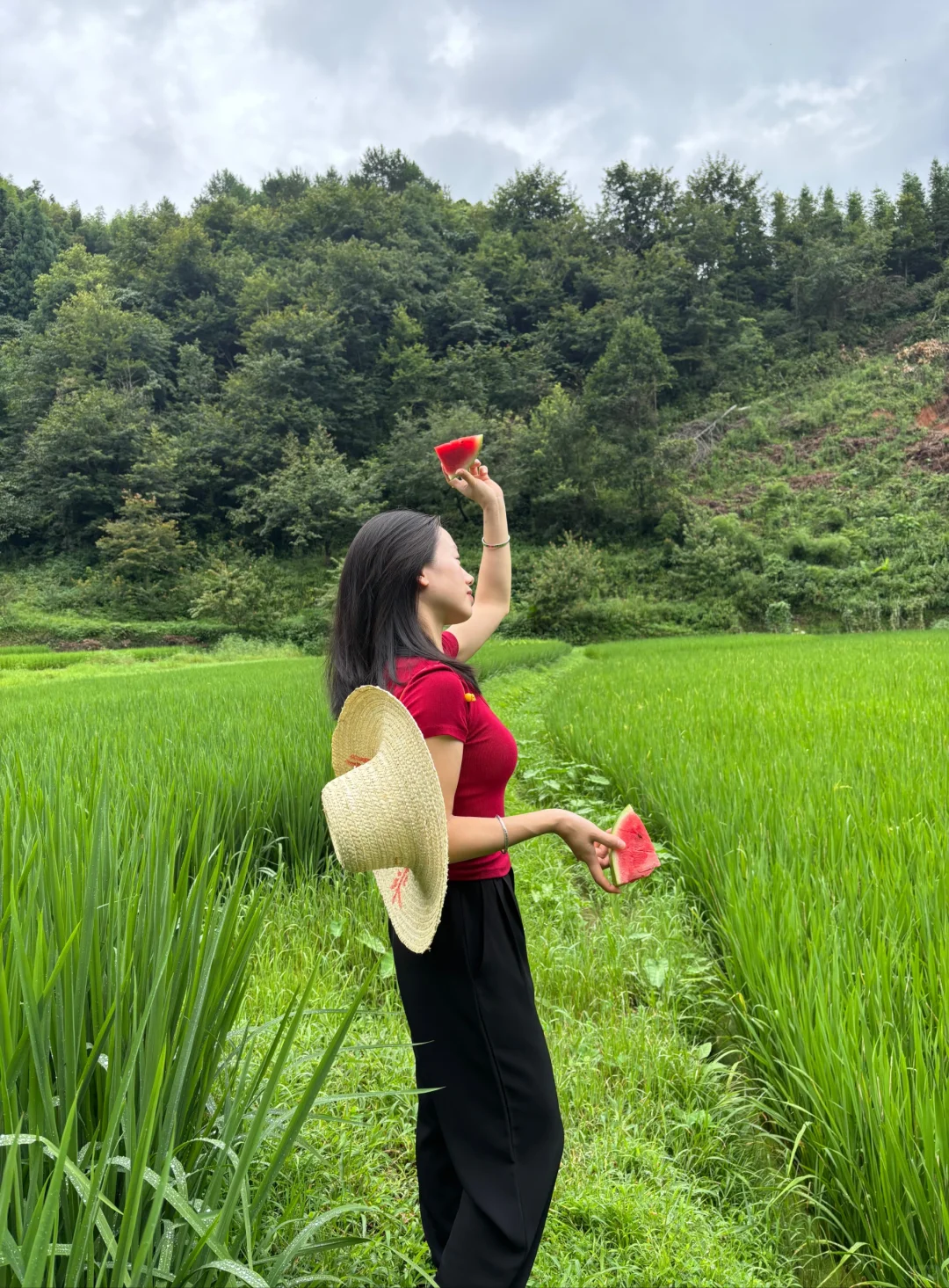 走在乡间的小路上，仿佛回到了小时候