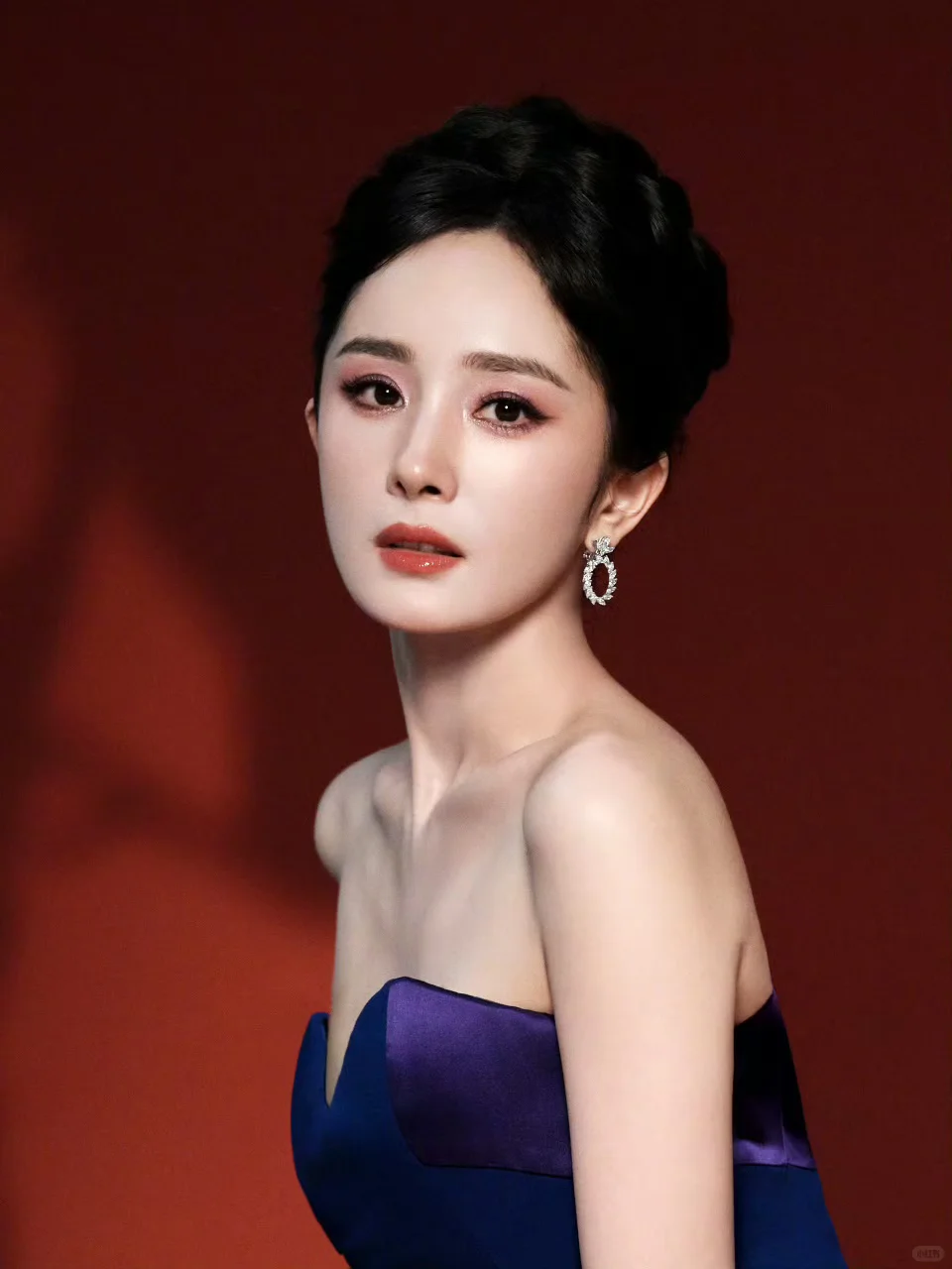 穿着宝石蓝💙礼服的幂姐像蓝宝石一样迷人！