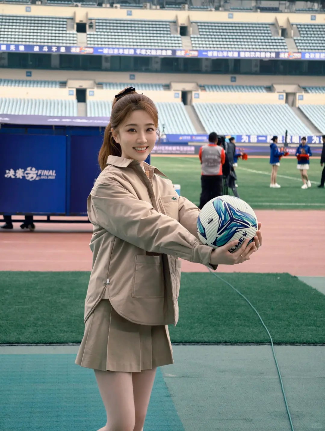 张纯烨 肉丝美腿主持苏超决赛⚽️