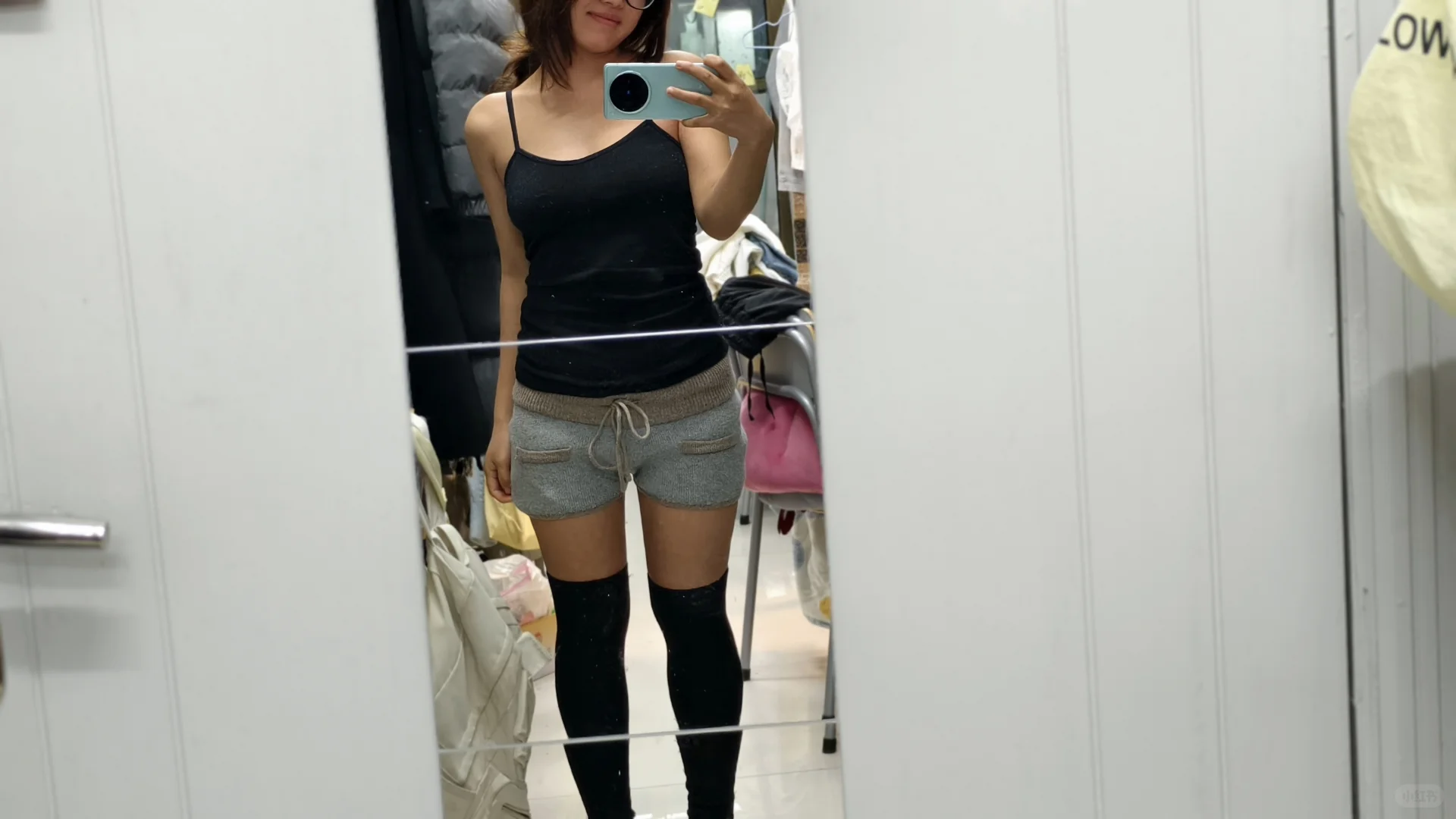 黑色过膝袜不是你原来这么显瘦……