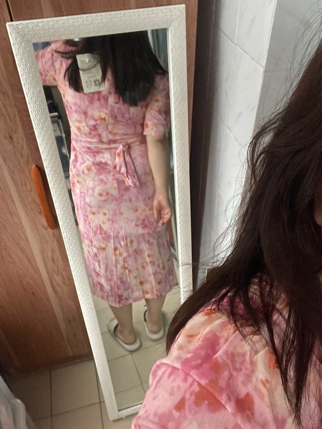 一条很有女人味又浪漫的桃粉色印花连衣裙