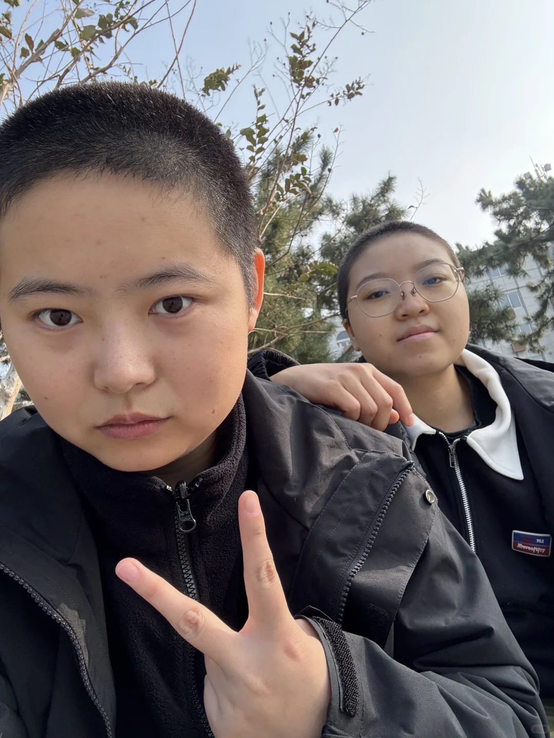 两个人都很局促…