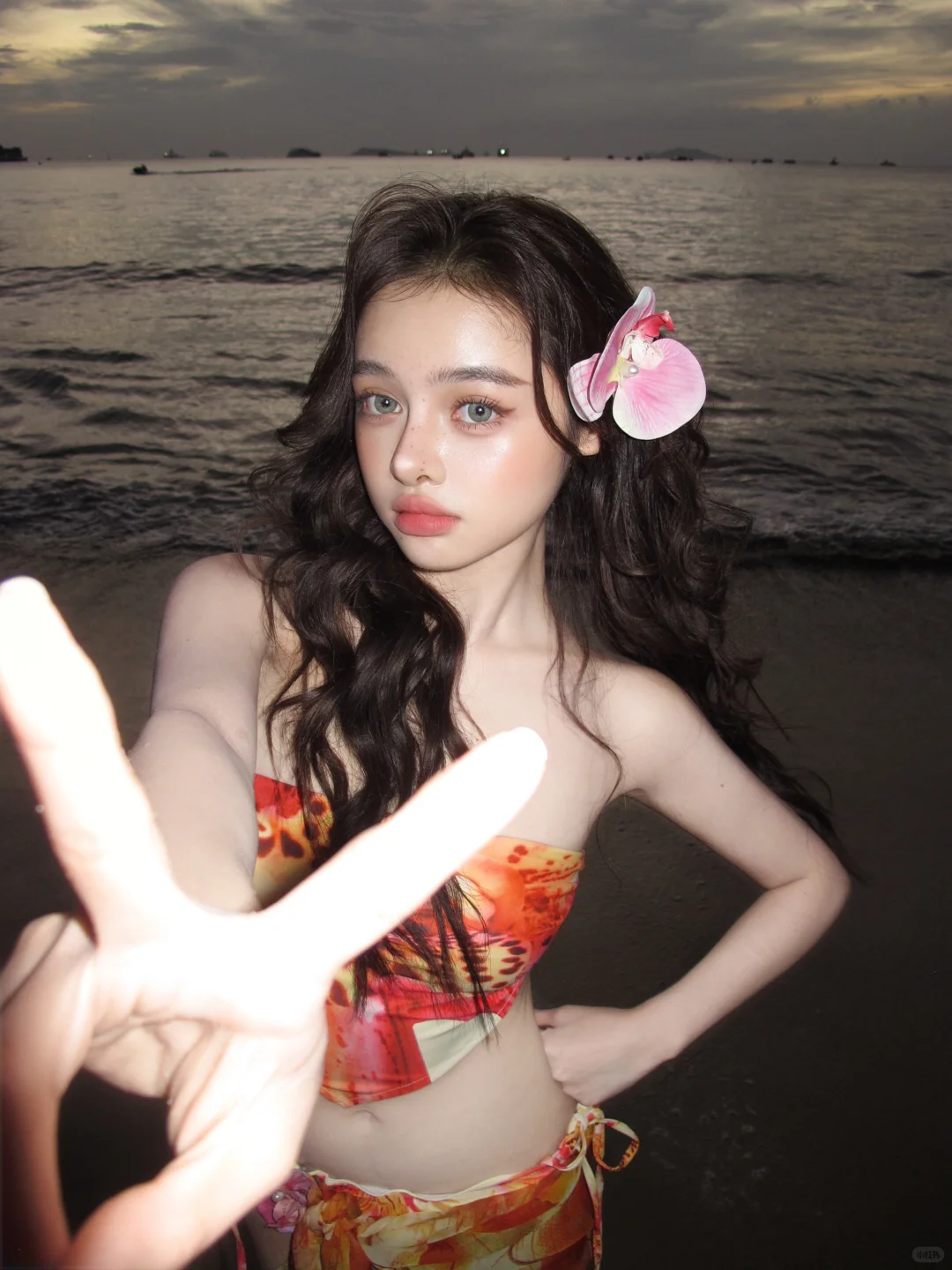 和三亚海边的亚裔风辣妹坠入橘子海日落