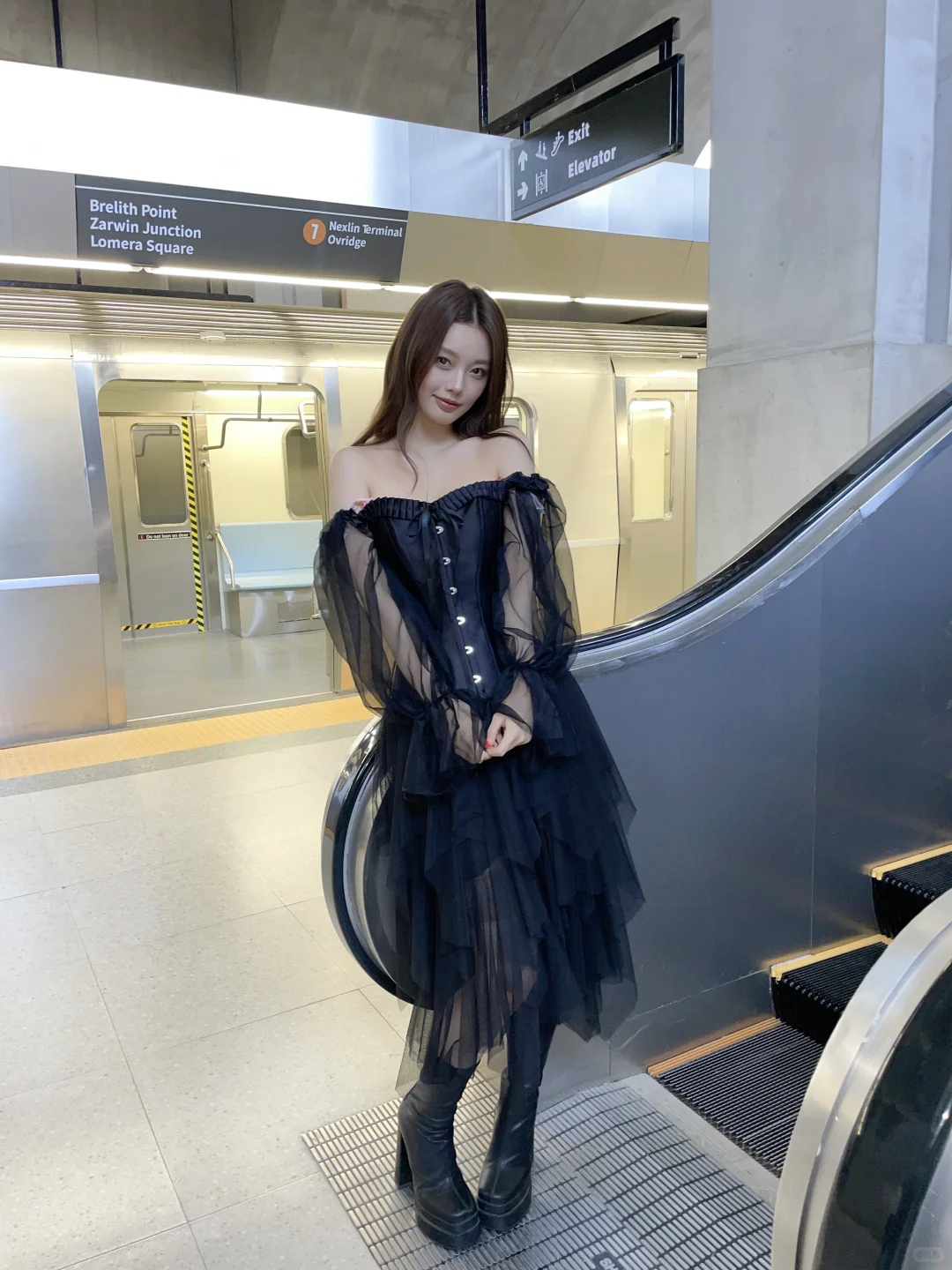 地铁出街被要 3 次链接！黑缎鱼骨胸衣杀疯了