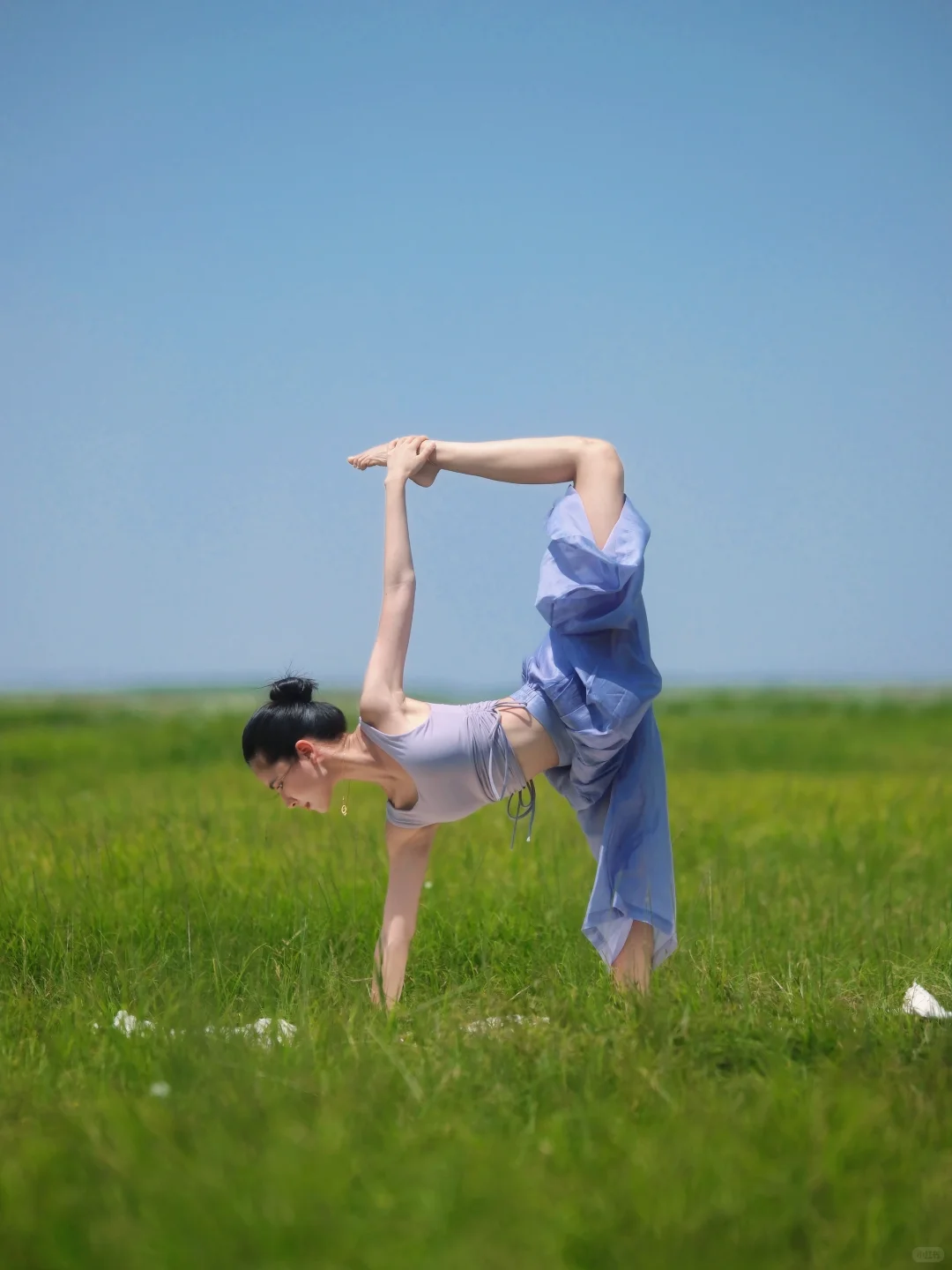 她在田野里自由自在的瑜伽 奔跑 舞动着