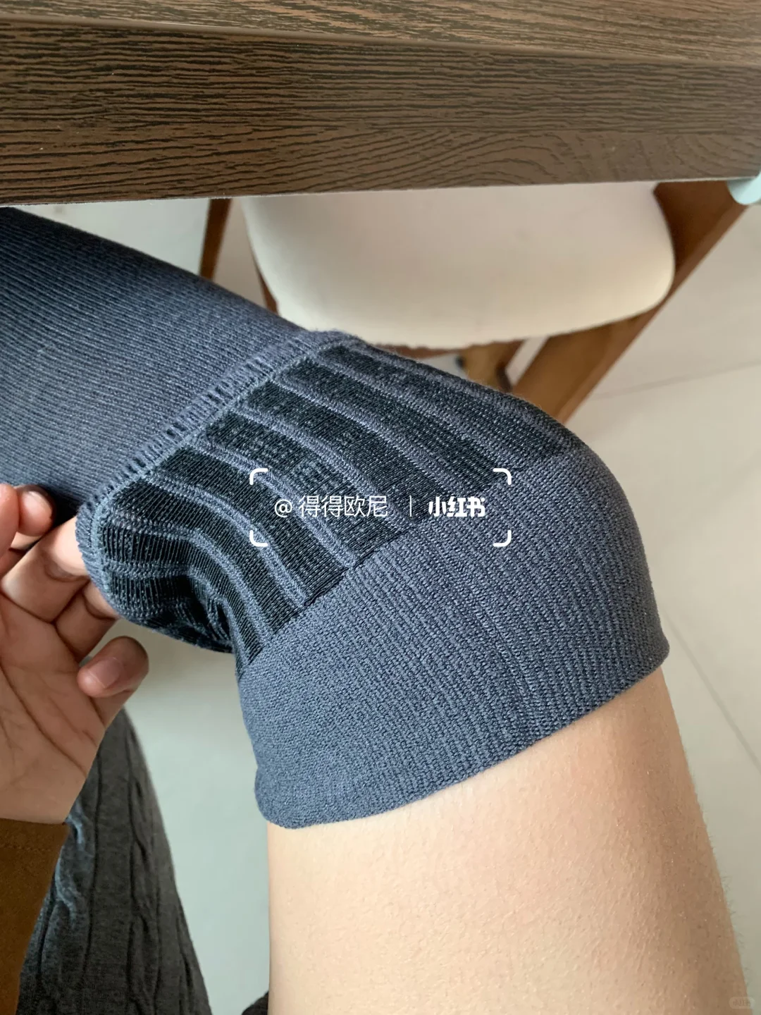 美少女也穿上了护膝袜套了！