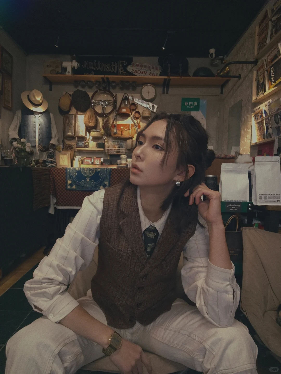 复古咖啡店的冬季咔叽女