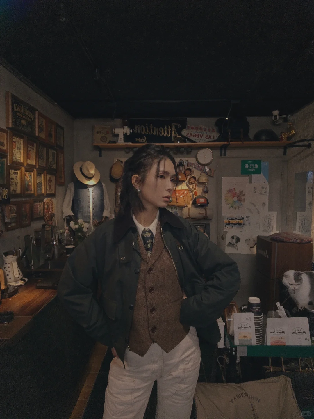 复古咖啡店的冬季咔叽女