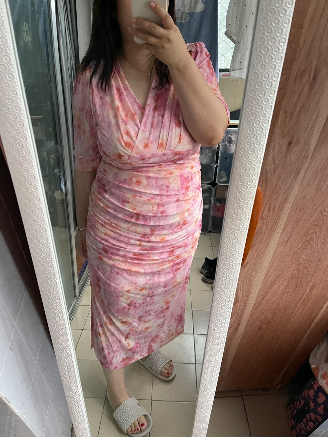 一条很有女人味又浪漫的桃粉色印花连衣裙