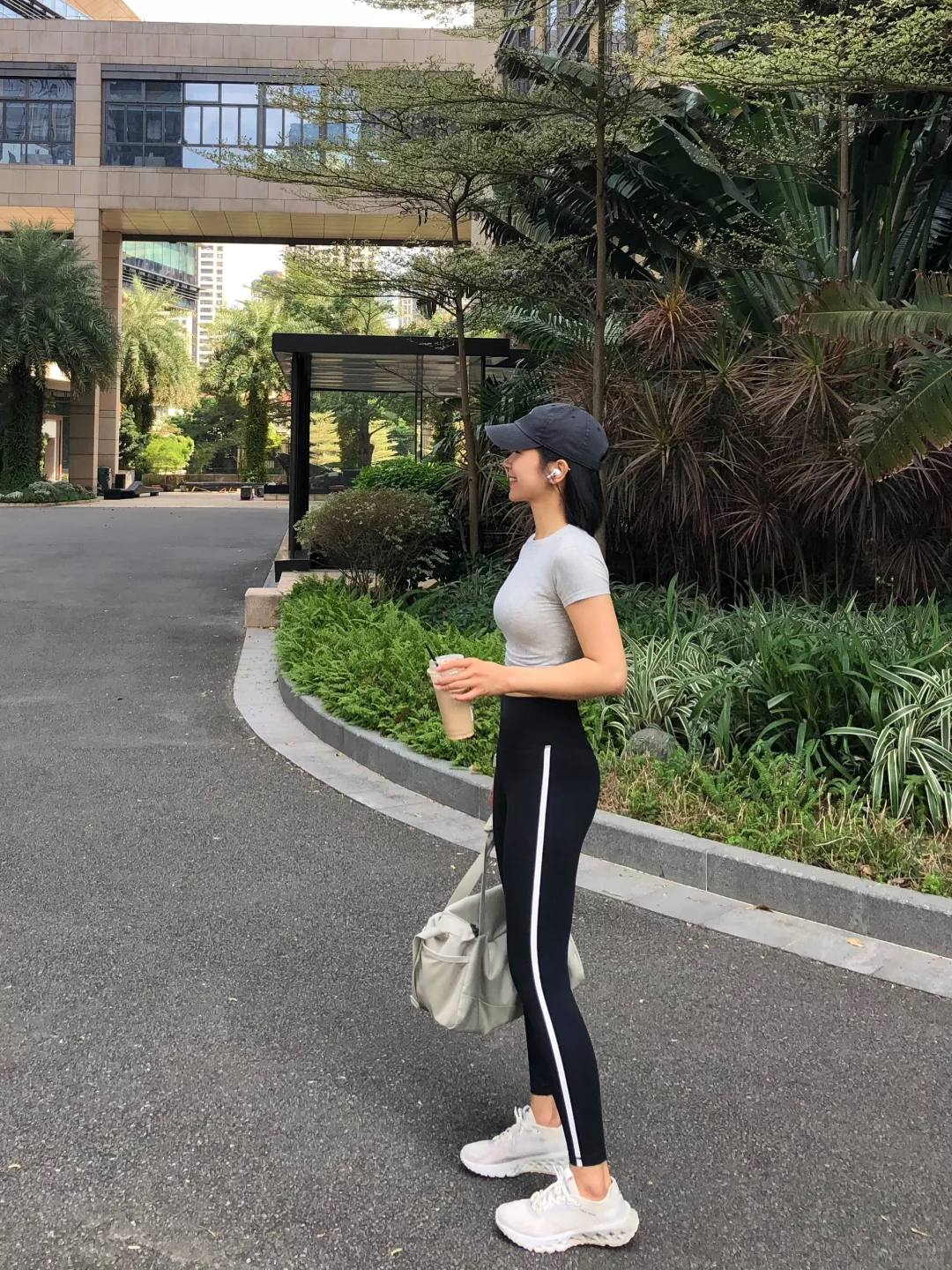 肌肉不大，好在身材还行