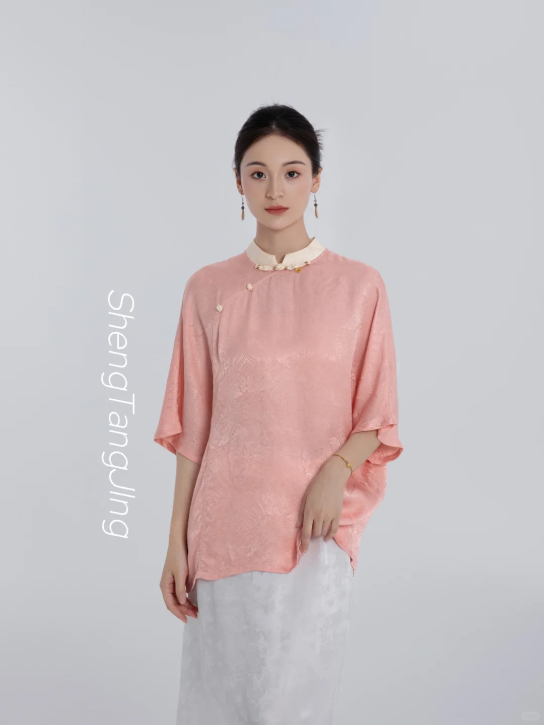 桃之夭夭，温香软玉感东方古典美人