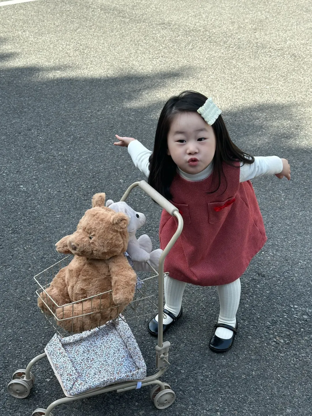 小女孩穿上红裙子有多漂亮✨