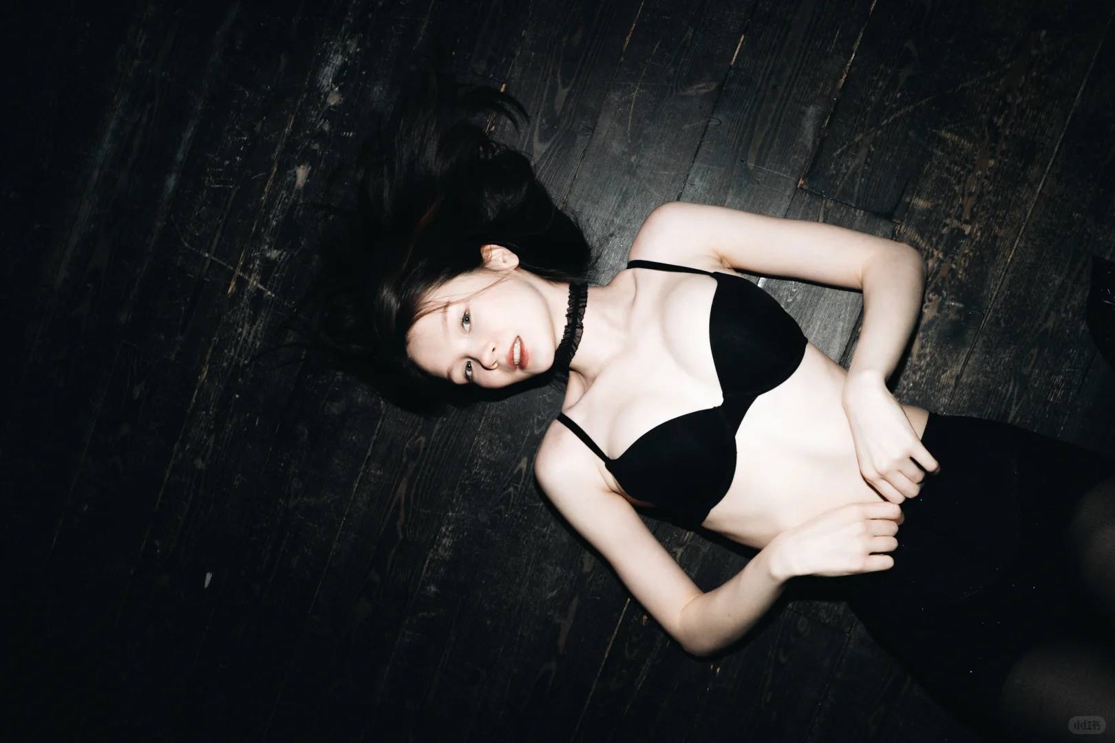 一盏闪光，剥掉伪装。