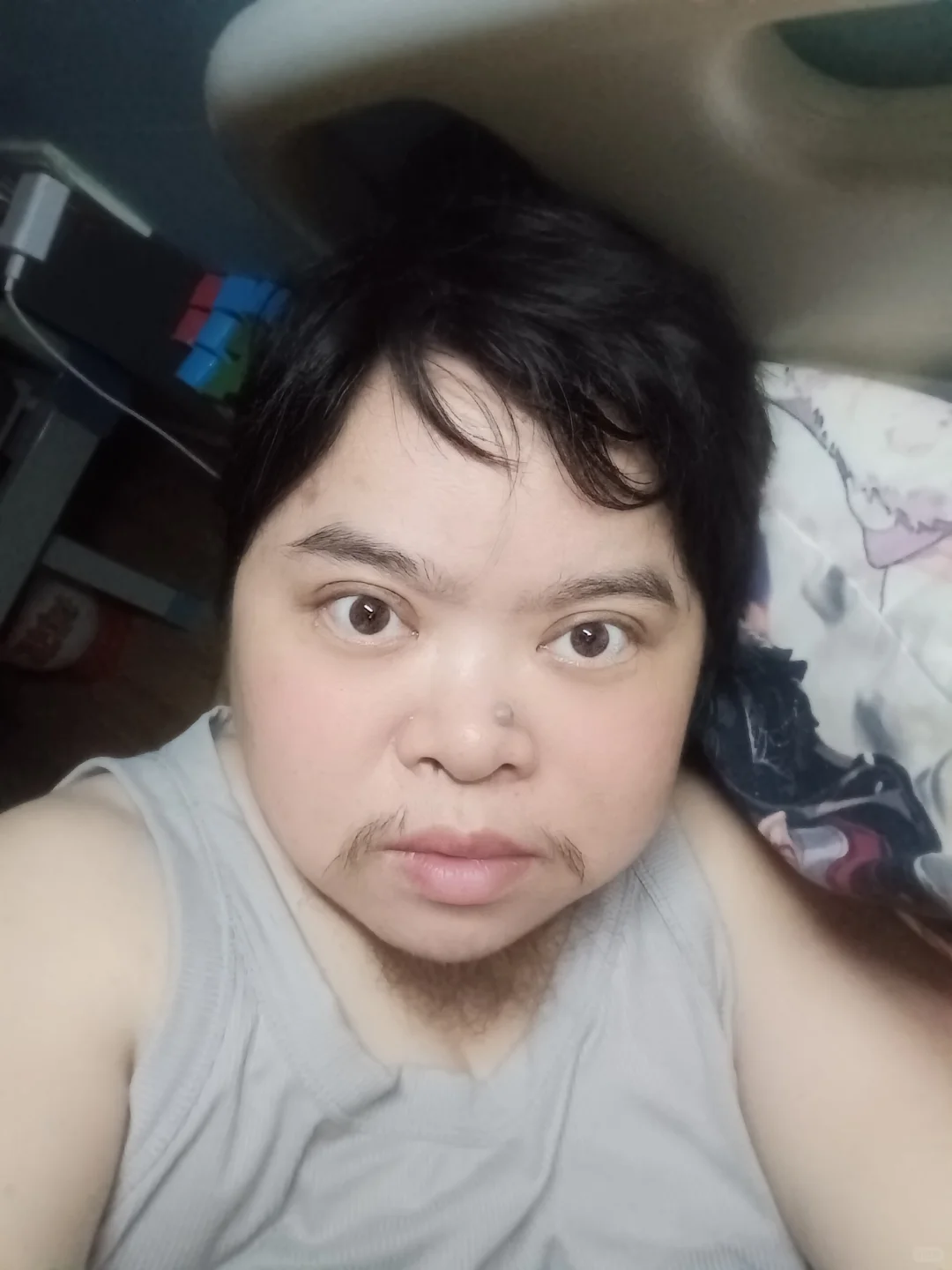 呃呃呃我只是长胡子了。我是女生。