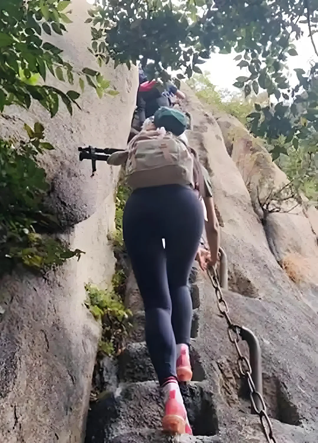 爬山的女性通过瑜伽裤展现青春活力和身材