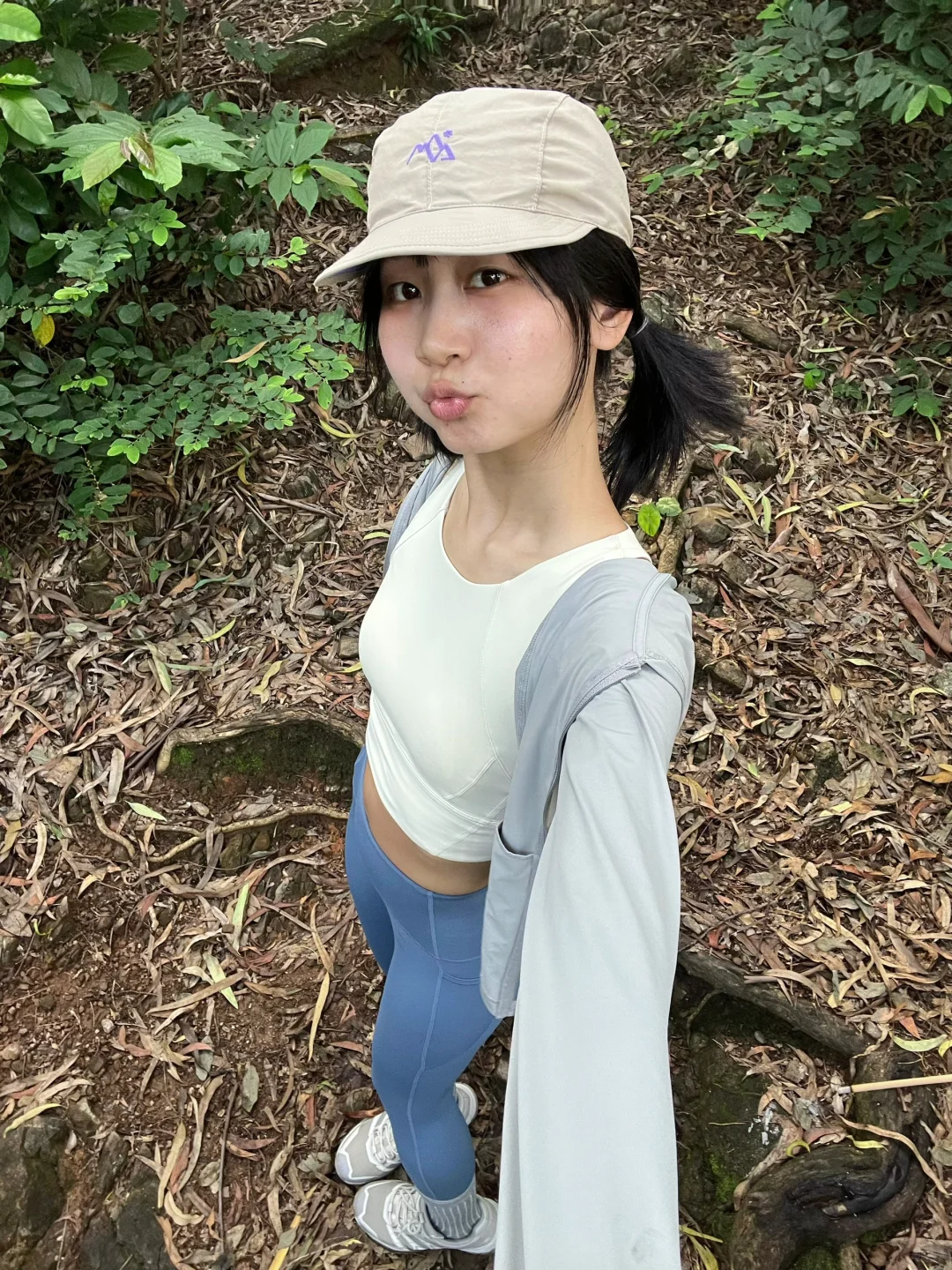 搬到山边居住的日子，穿瑜伽裤散步很舒服⛰️