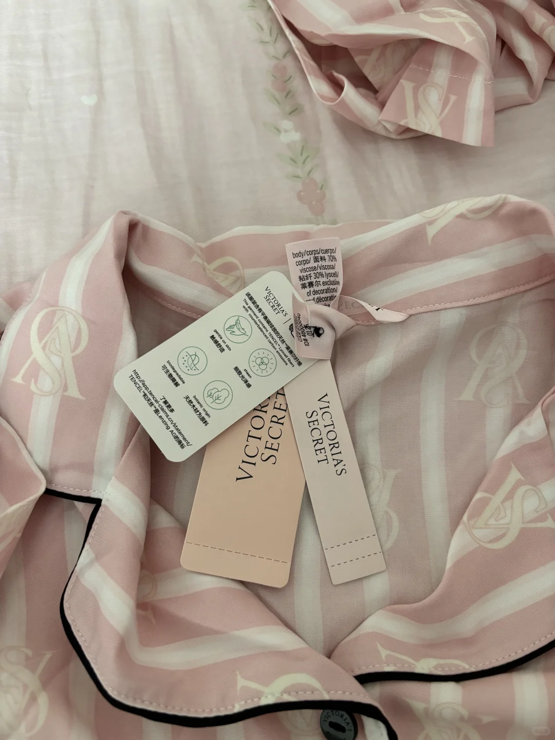 刚买的维秘睡衣 能帮忙验一下真假吗