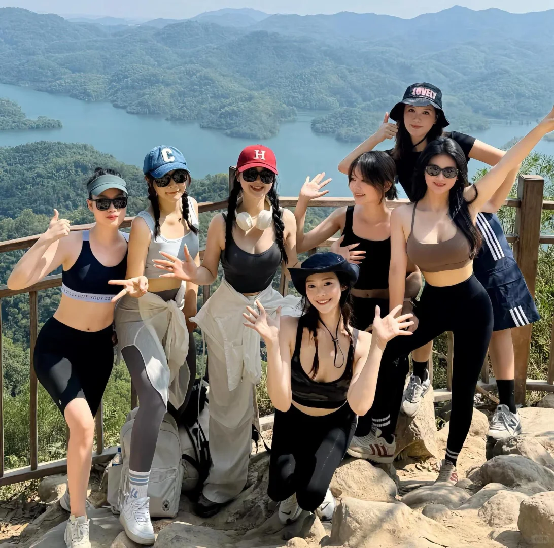 听说山是汇聚能量的地方，一起来爬山吧！