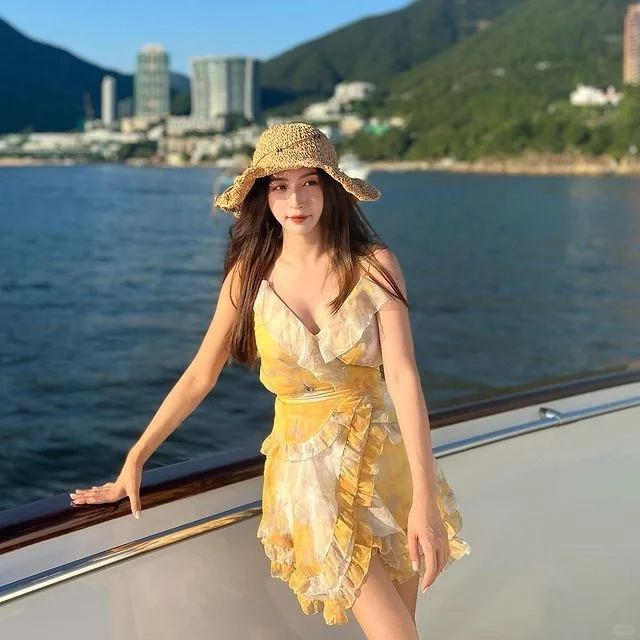 ins美女:五官精致的大长腿美女写真12