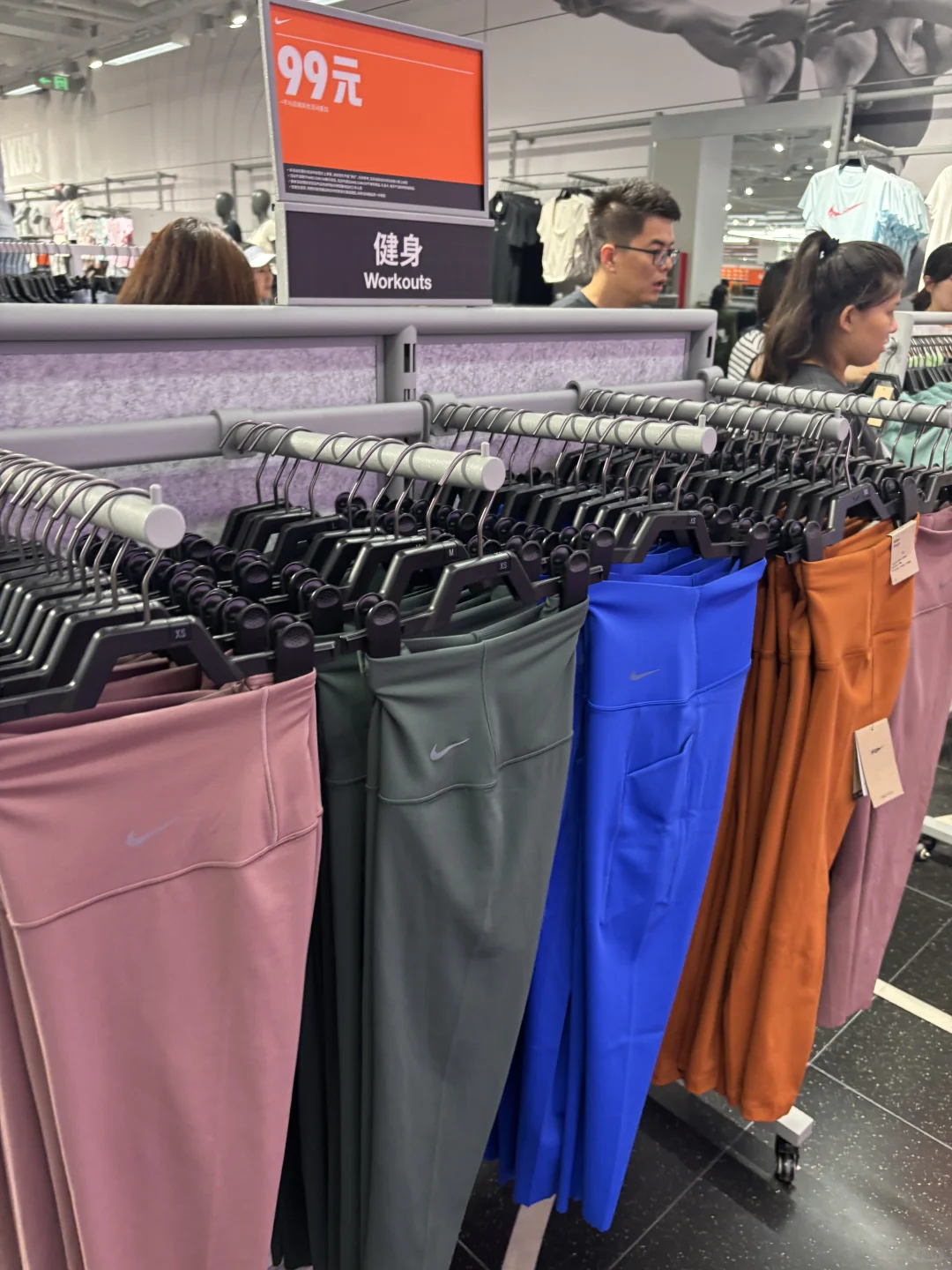 奥莱的店这个店人总是蕞多！