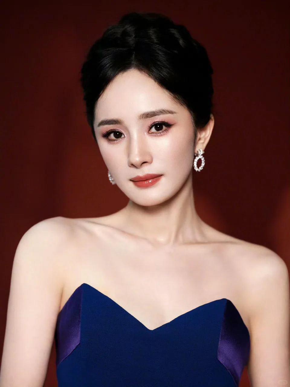 穿着宝石蓝💙礼服的幂姐像蓝宝石一样迷人！