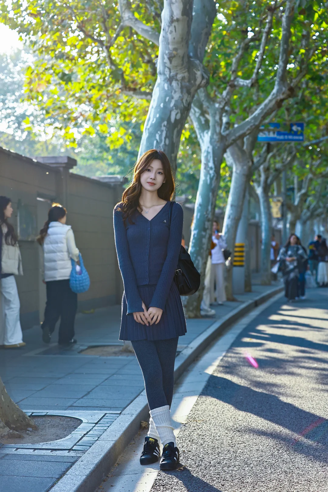 街边掠影，自然甜美的灵动少女~