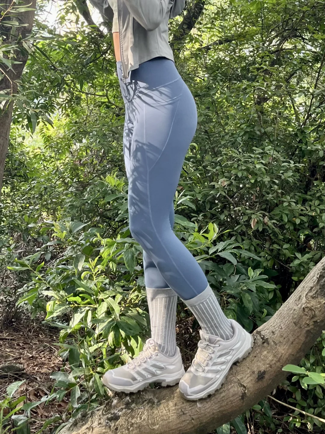 搬到山边居住的日子，穿瑜伽裤散步很舒服⛰️
