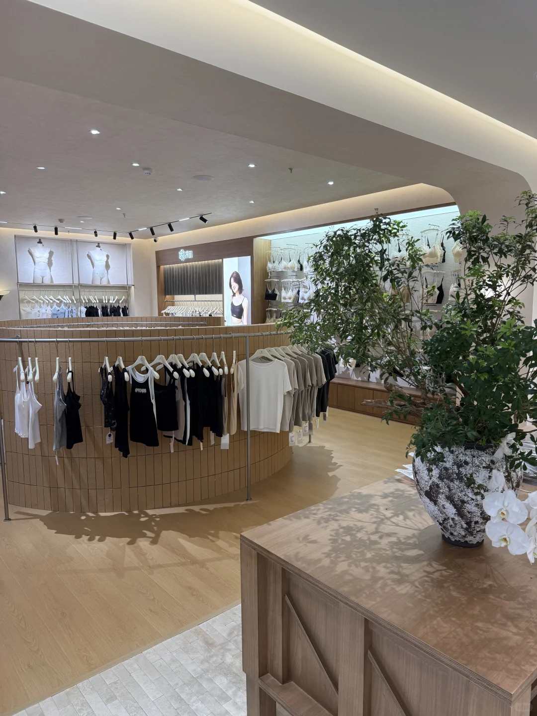 👀服装人在找的吊带背心内衣源头厂家