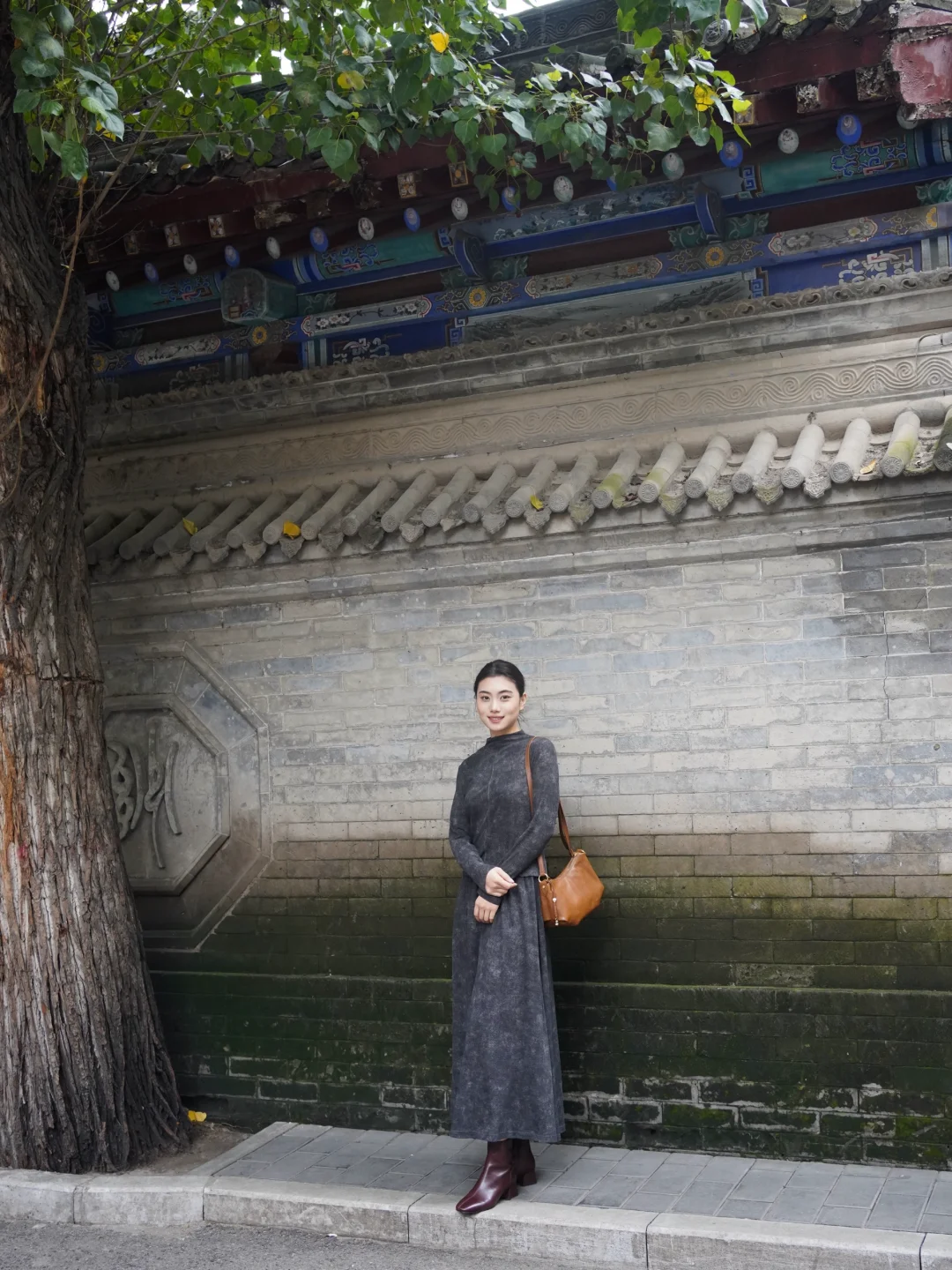 灰棕配色，穿出秋日的故事感