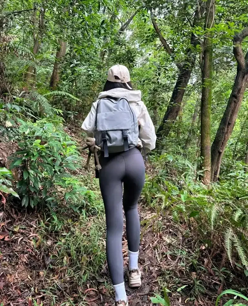 爬山的女性通过瑜伽裤展现青春活力和身材