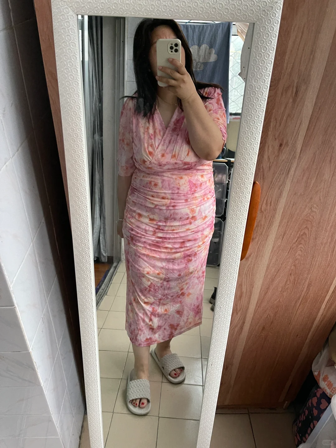 一条很有女人味又浪漫的桃粉色印花连衣裙