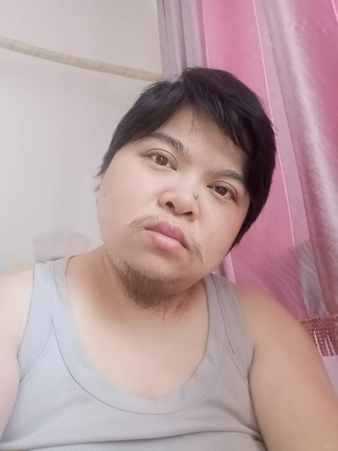 呃呃呃我只是长胡子了。我是女生。