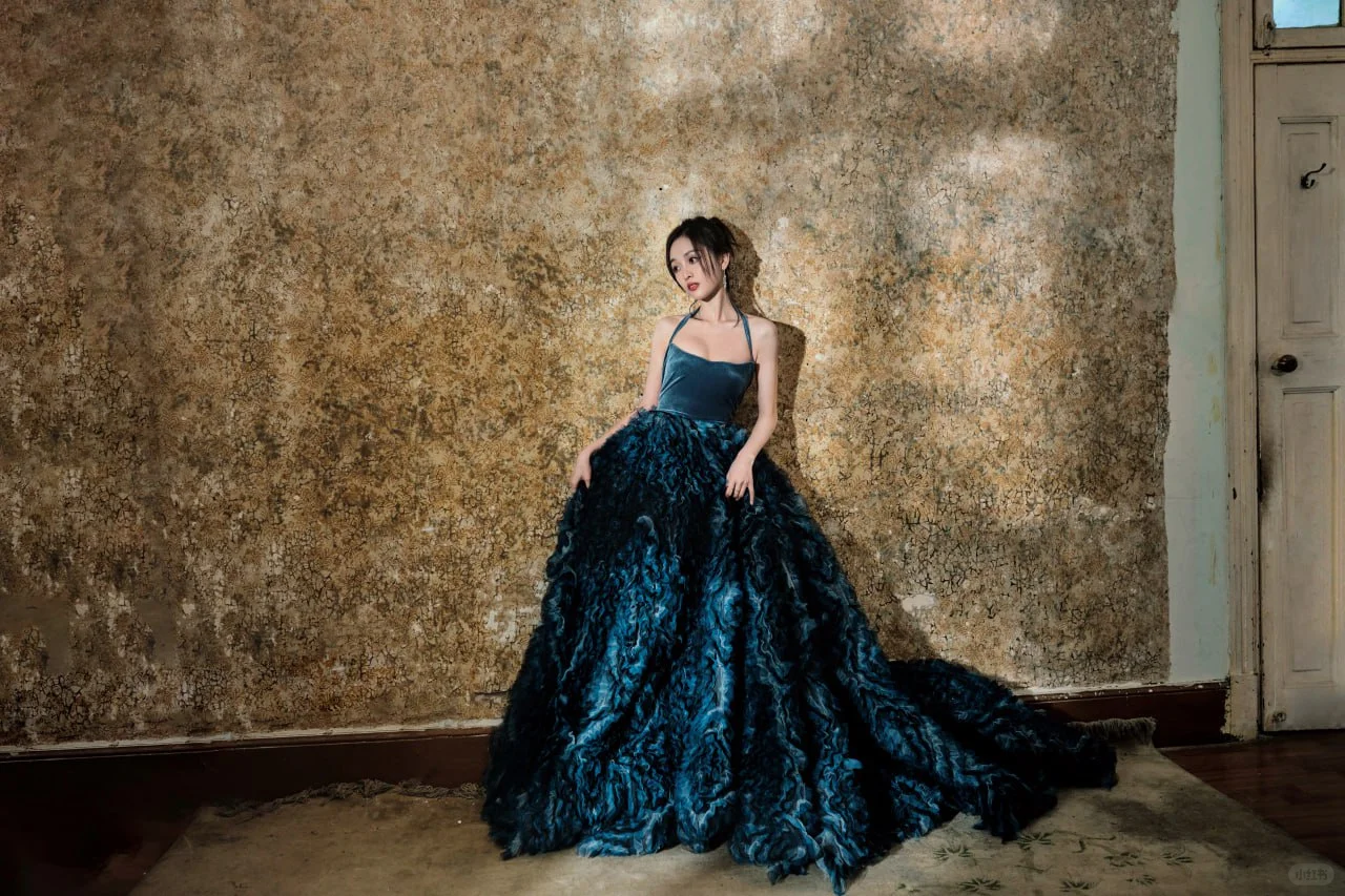 #吴宣仪 一袭蓝色吊带长裙，妖娆妩媚