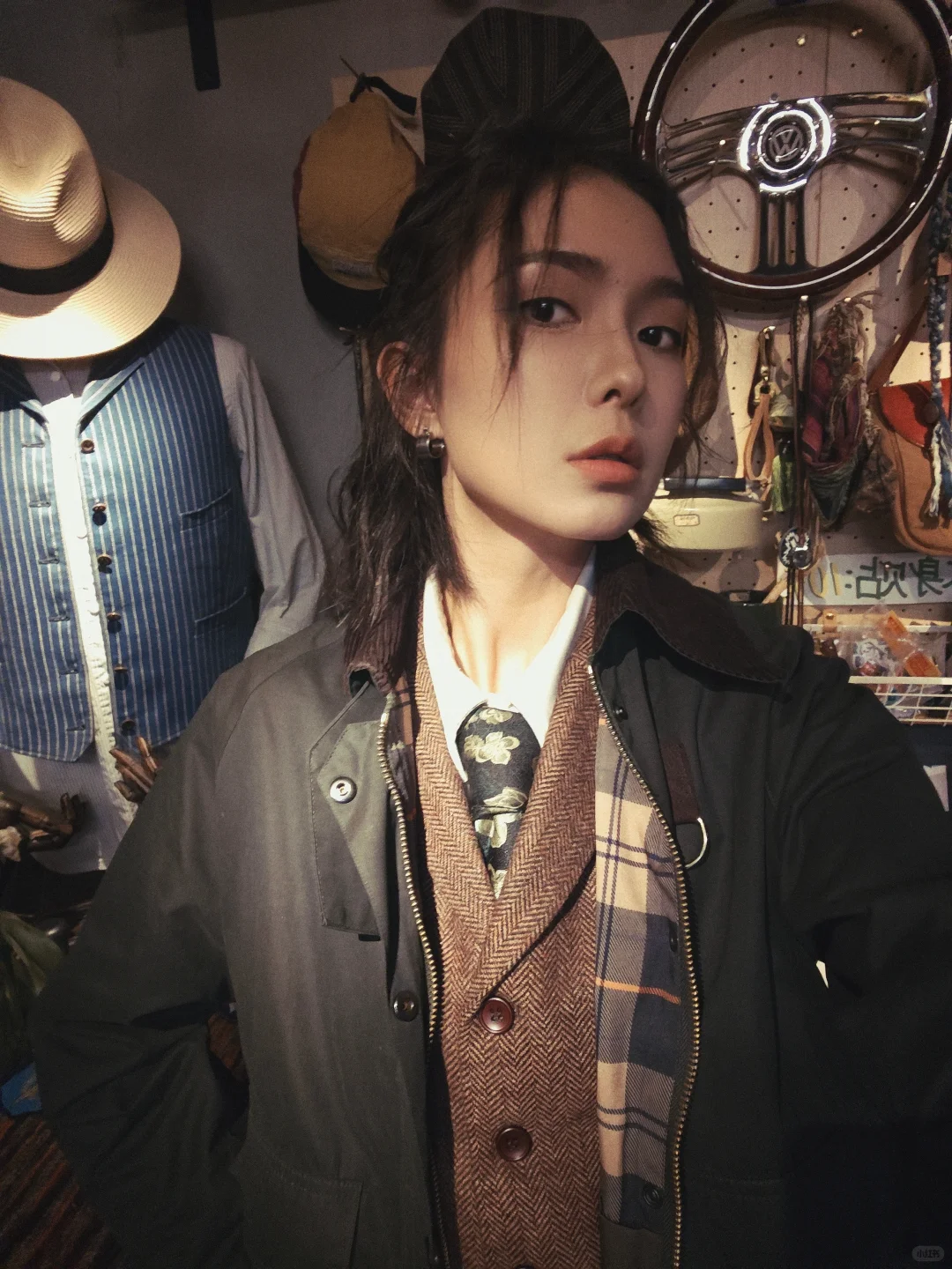 复古咖啡店的冬季咔叽女