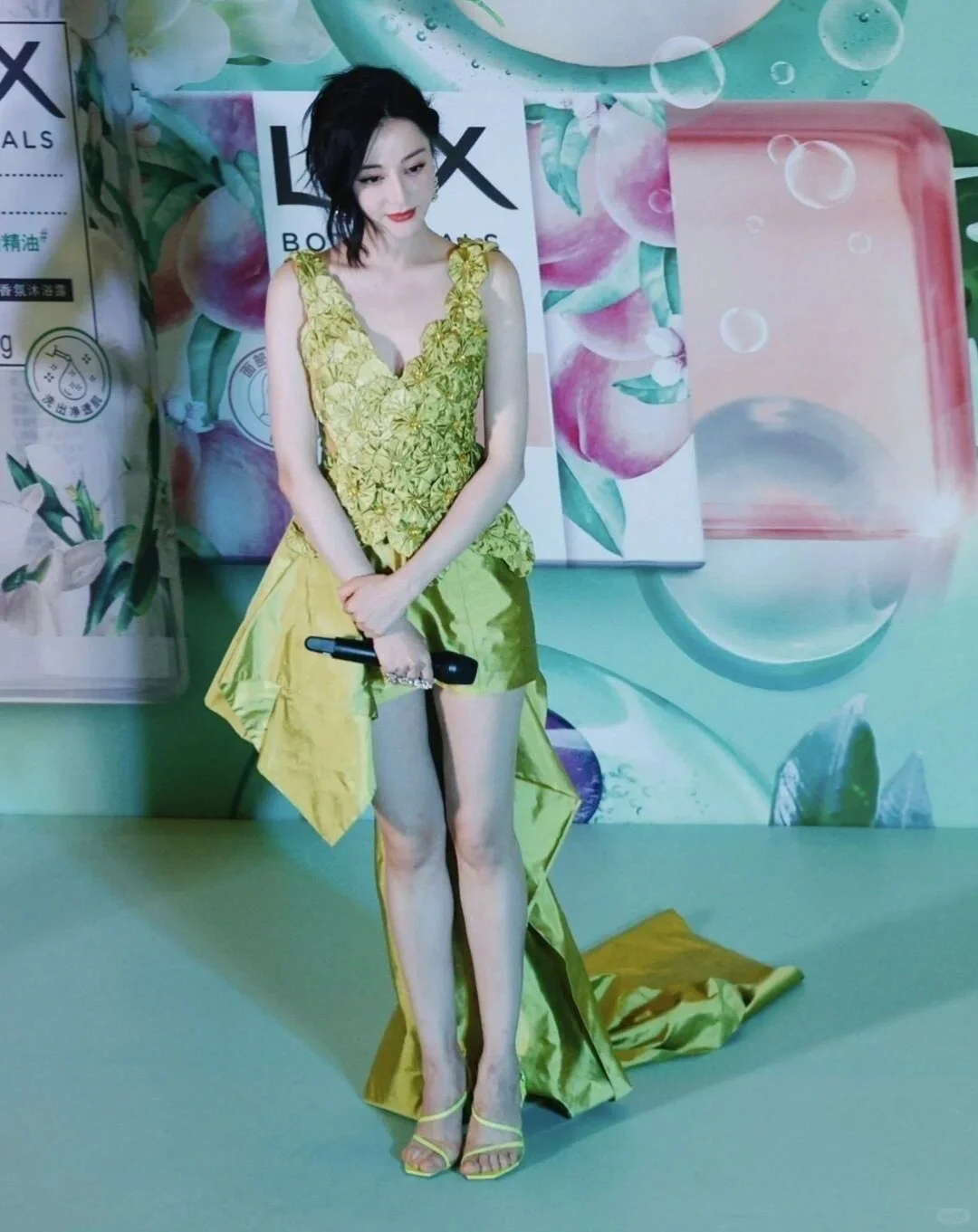 迪丽热巴生图身材曲线绝美