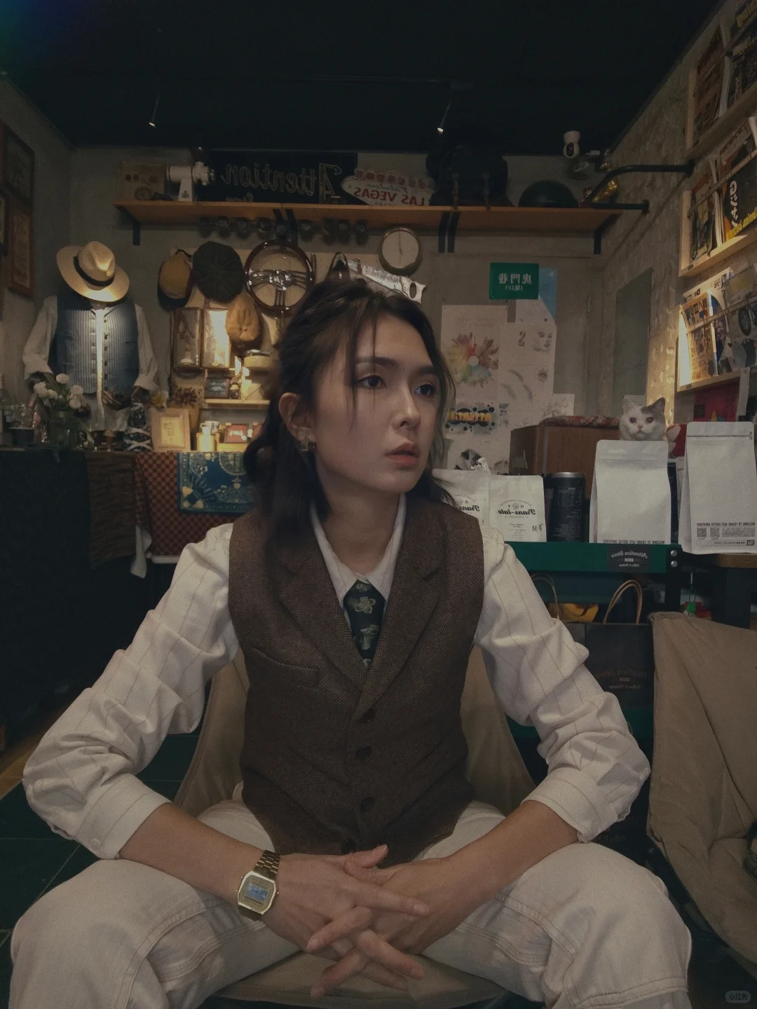 复古咖啡店的冬季咔叽女