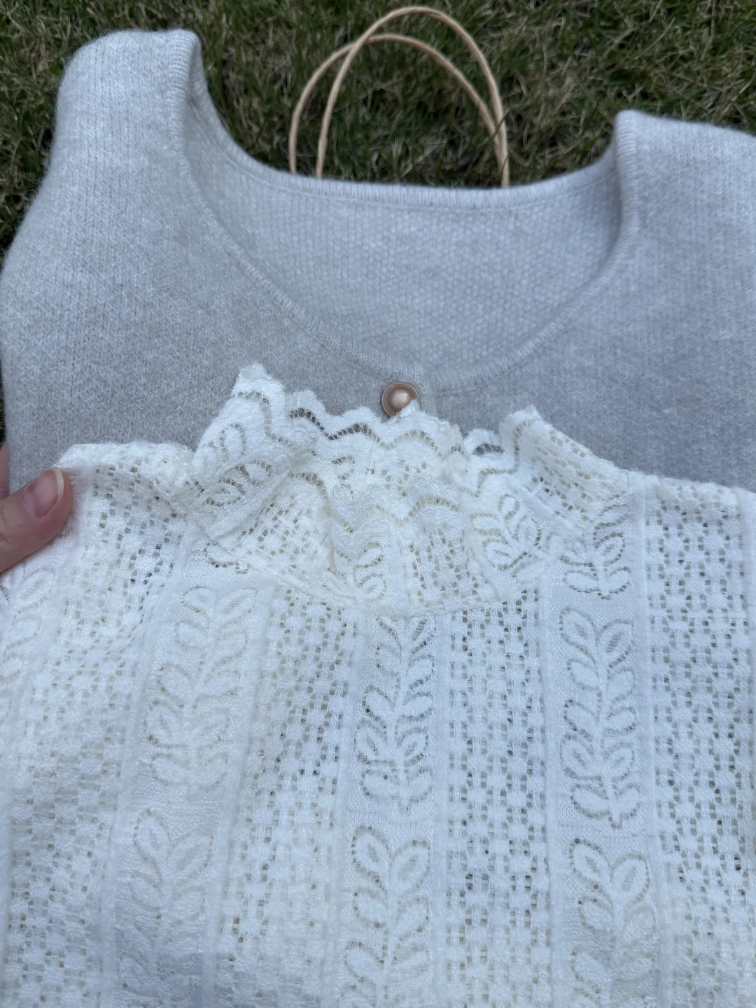 啊啊啊！这件蕾丝打底衫真的绝了……巨显贵！！！