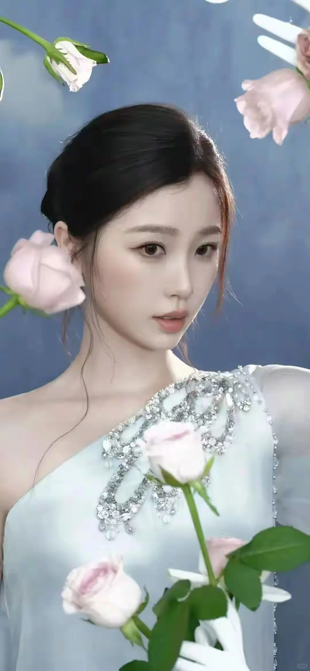 虞书欣写真照太惊艳，肤白貌美身姿曼妙，甜