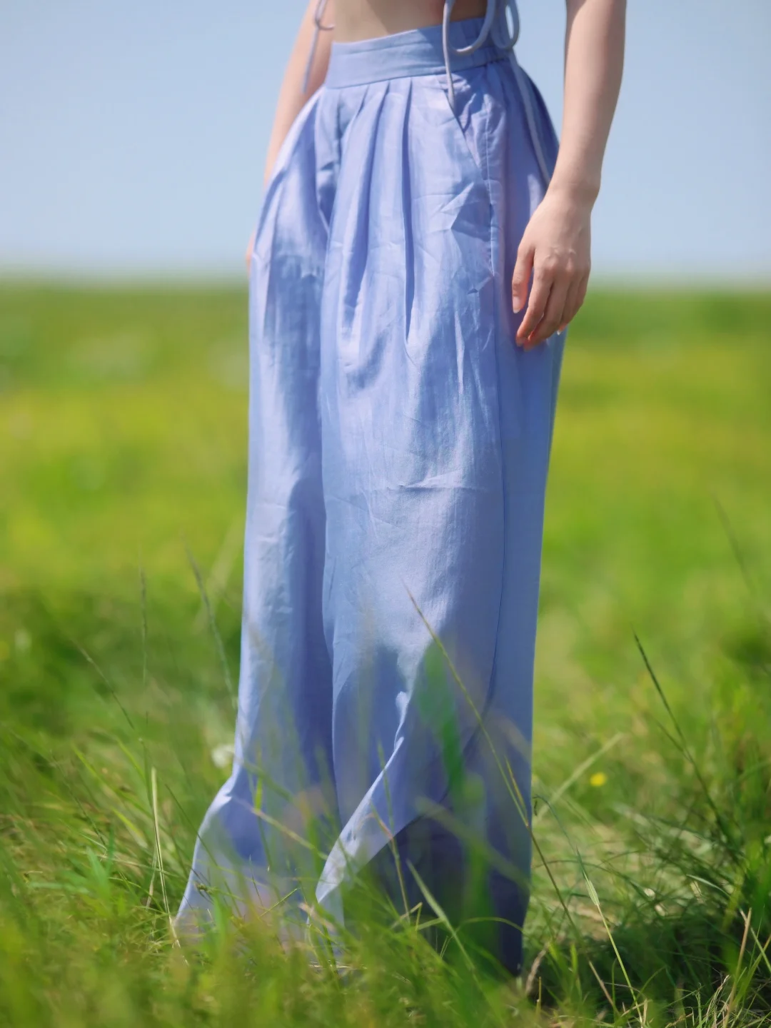 她在田野里自由自在的瑜伽 奔跑 舞动着