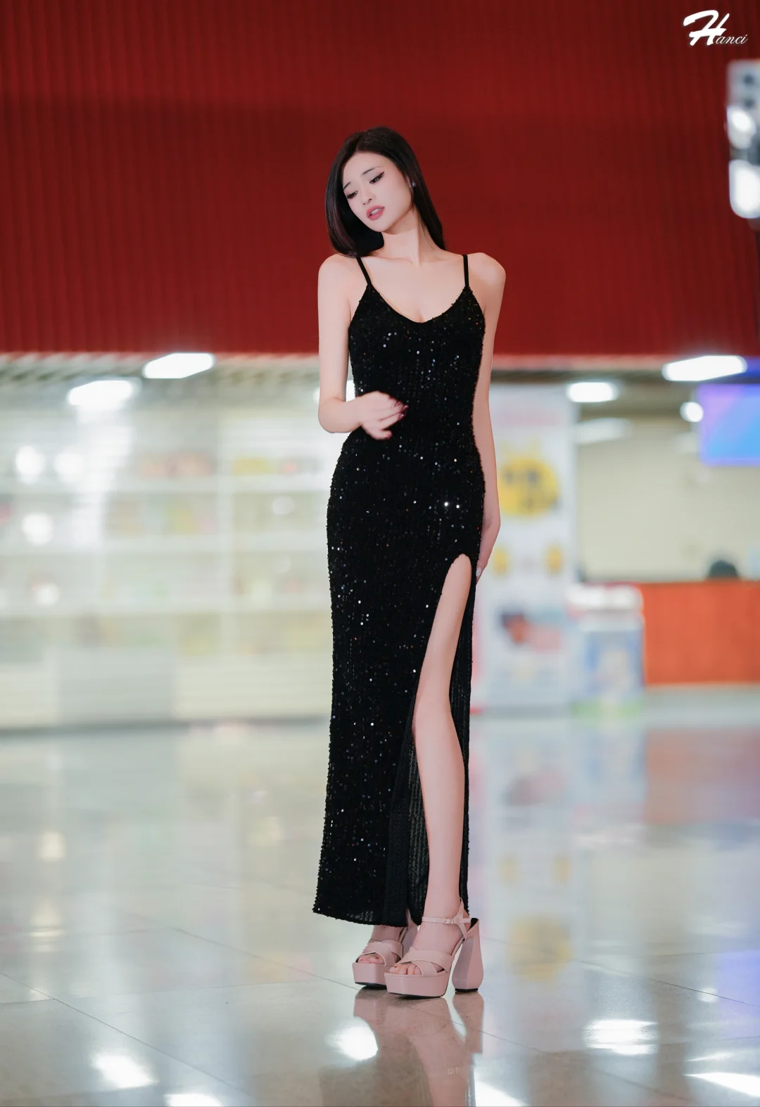 广州车展模特颖懂儿身穿亮片吊带裙自带优雅