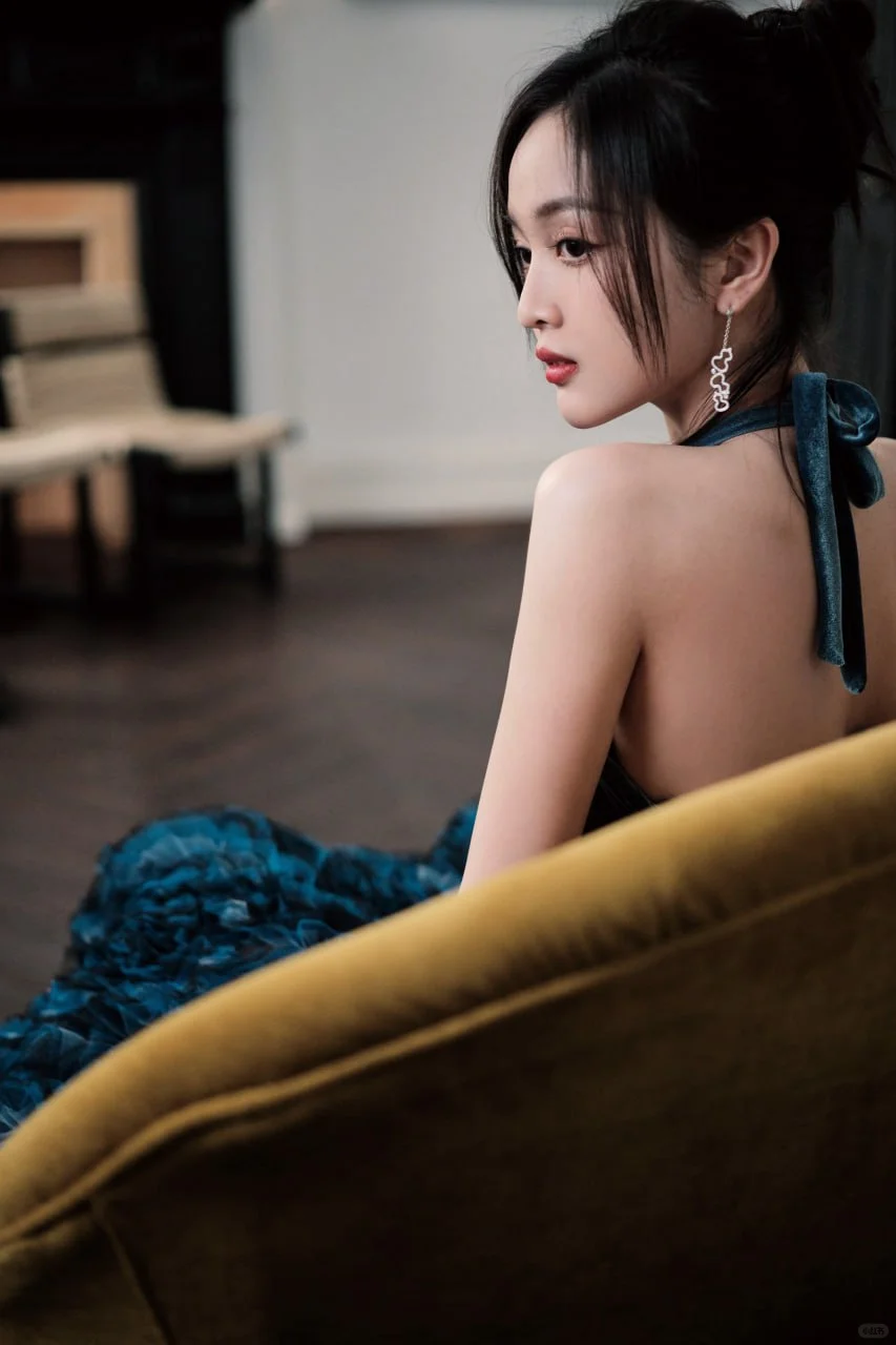 #吴宣仪 一袭蓝色吊带长裙，妖娆妩媚