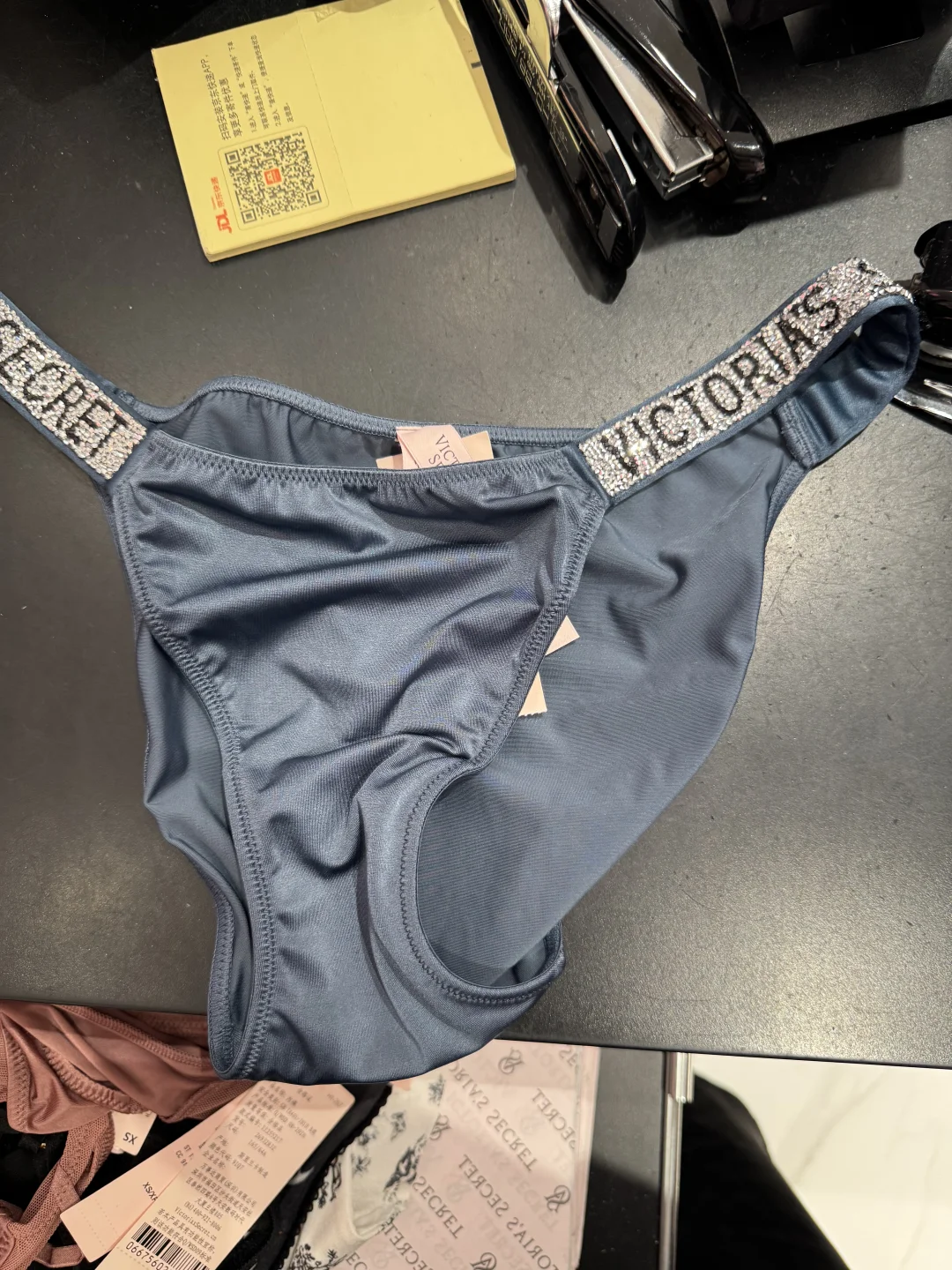 为维密水钻内裤。