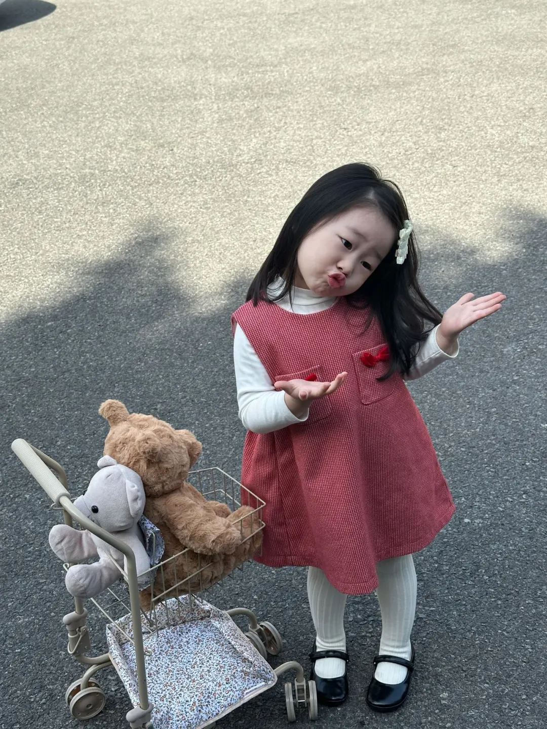 小女孩穿上红裙子有多漂亮✨