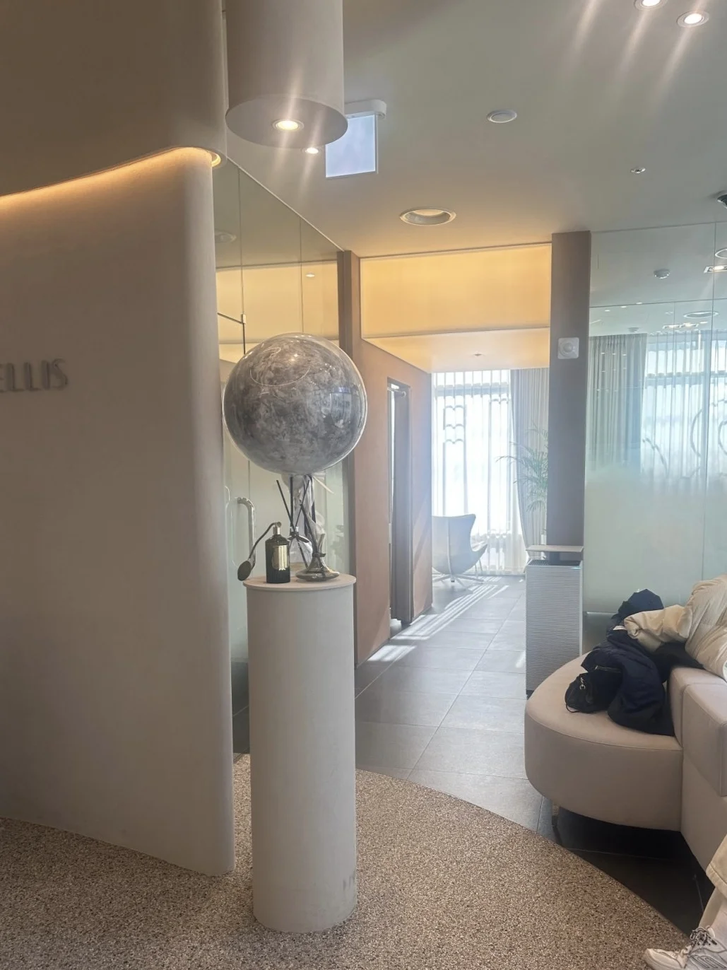 厚脸皮问前台小姐姐推荐变美基地