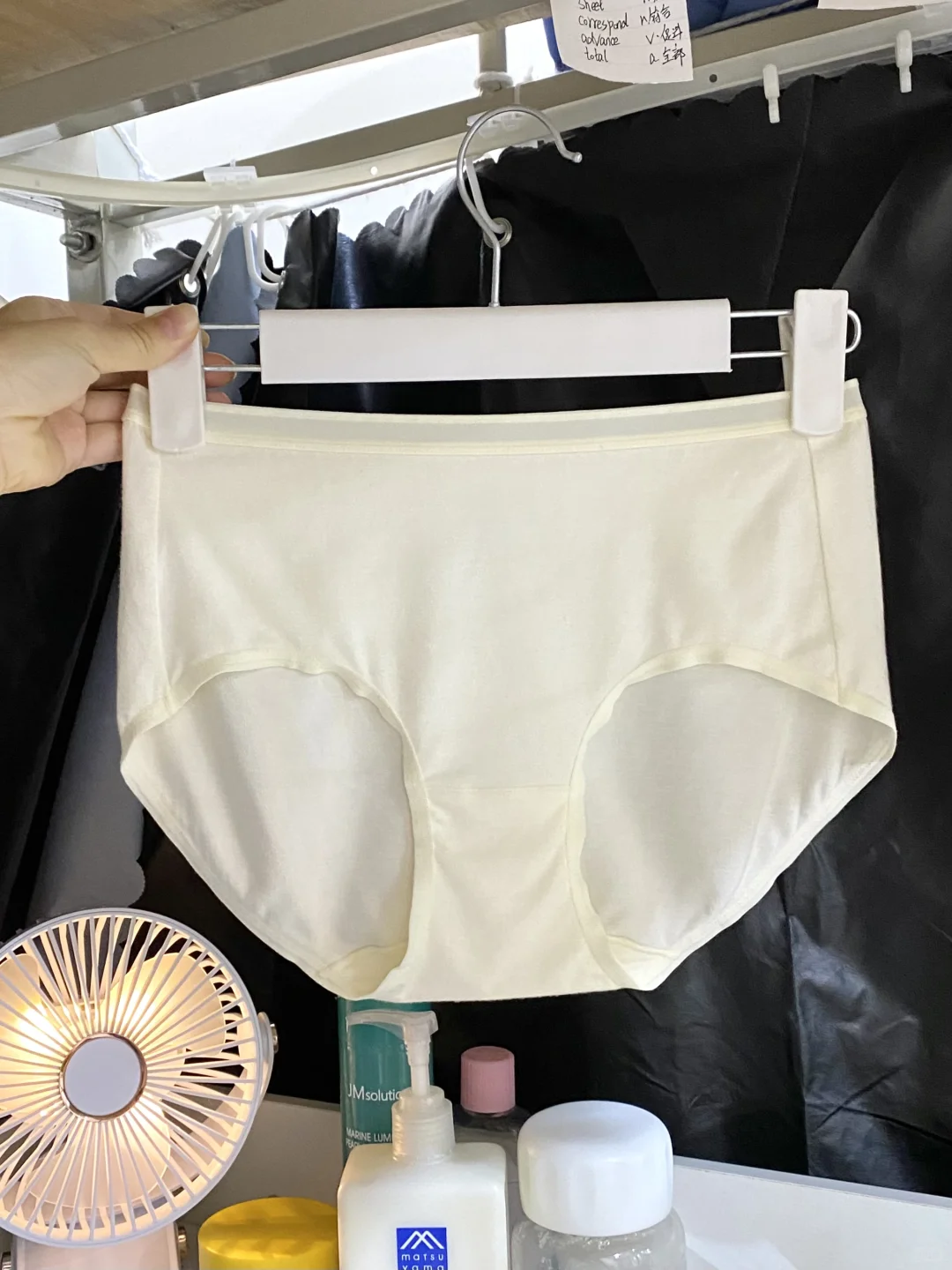 超市看见的…这样外穿瑜伽裤不尴尬吗…