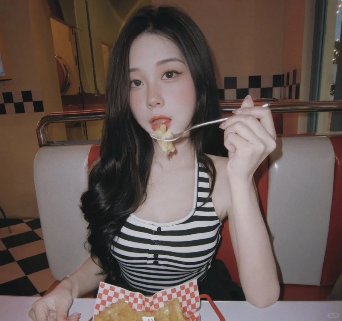 存一组千禧感拍照姿势٩(´︶`)(´︶`)۶